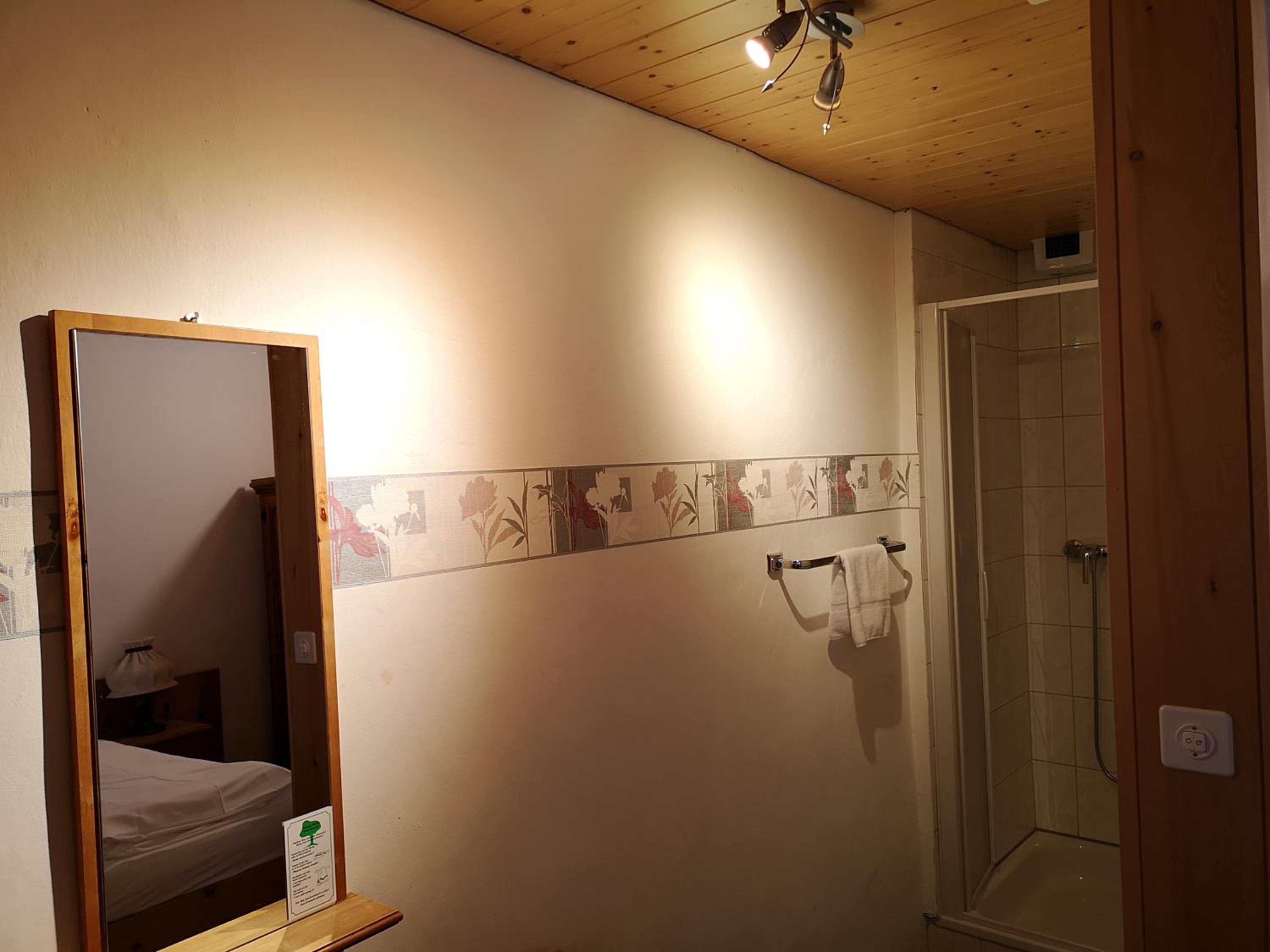 Double Room with Private Bathroom - Photo 2