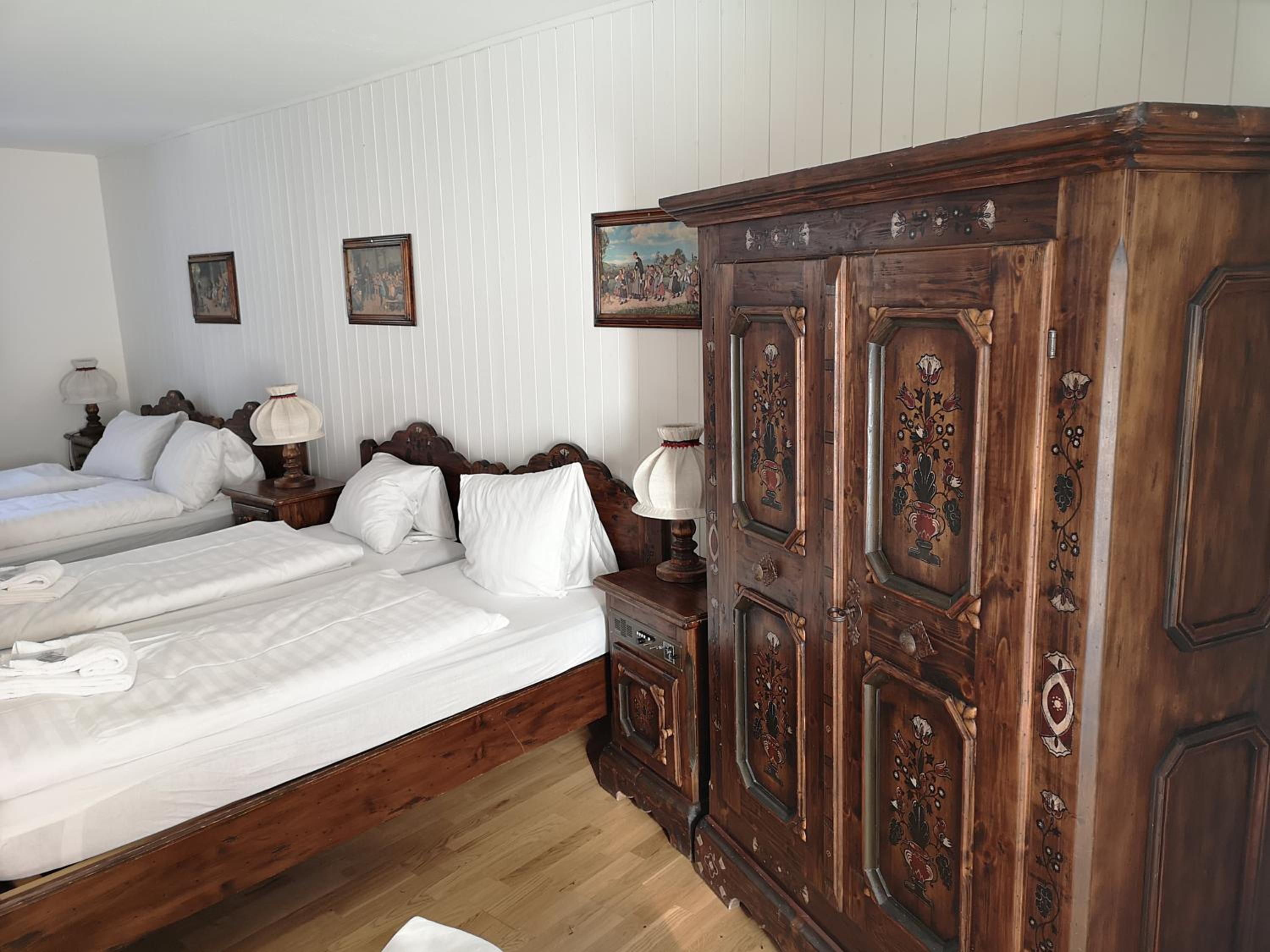 Quadruple Room with Bathroom - Photo 1