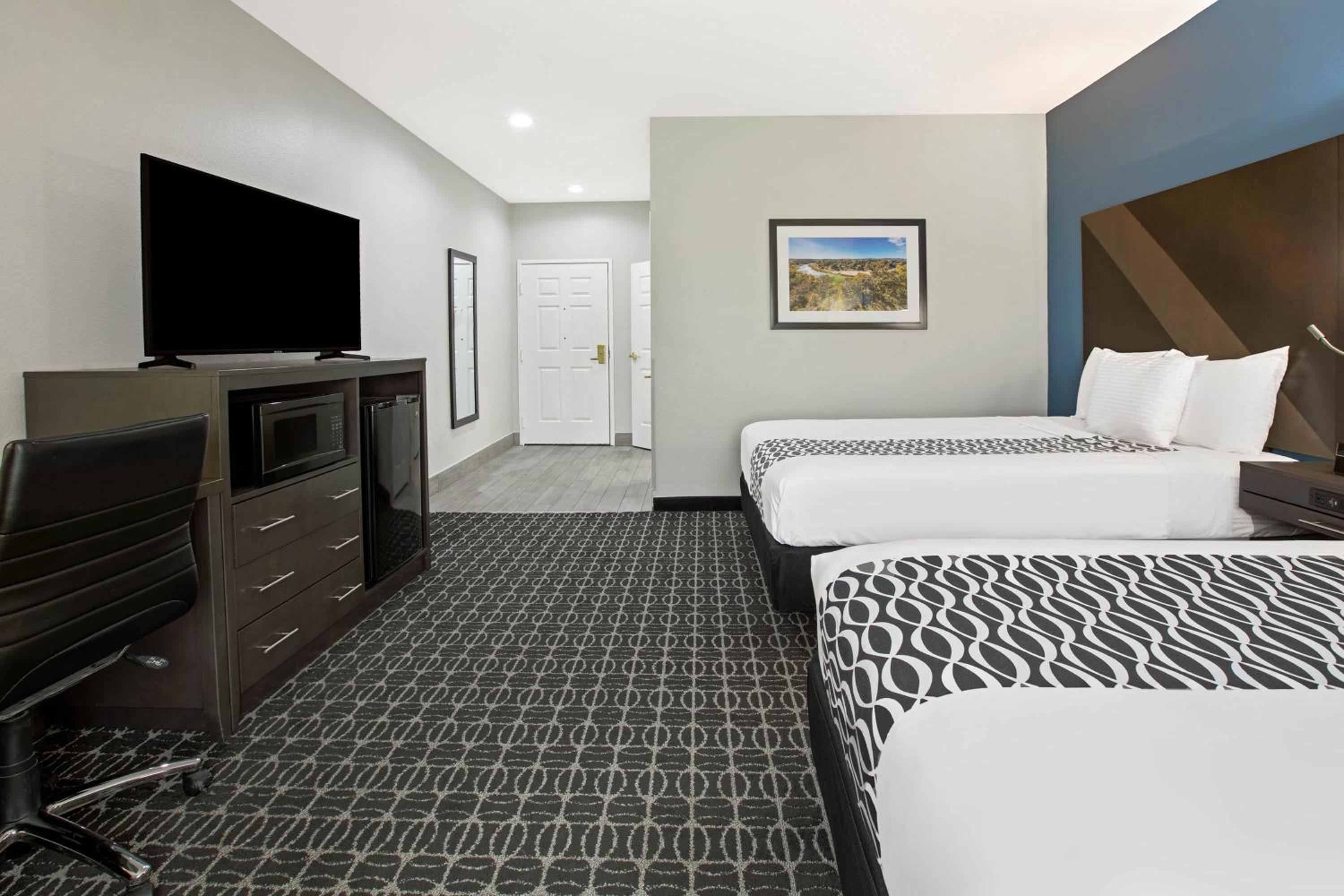 Queen Room with Two Queen Beds - Photo 4
