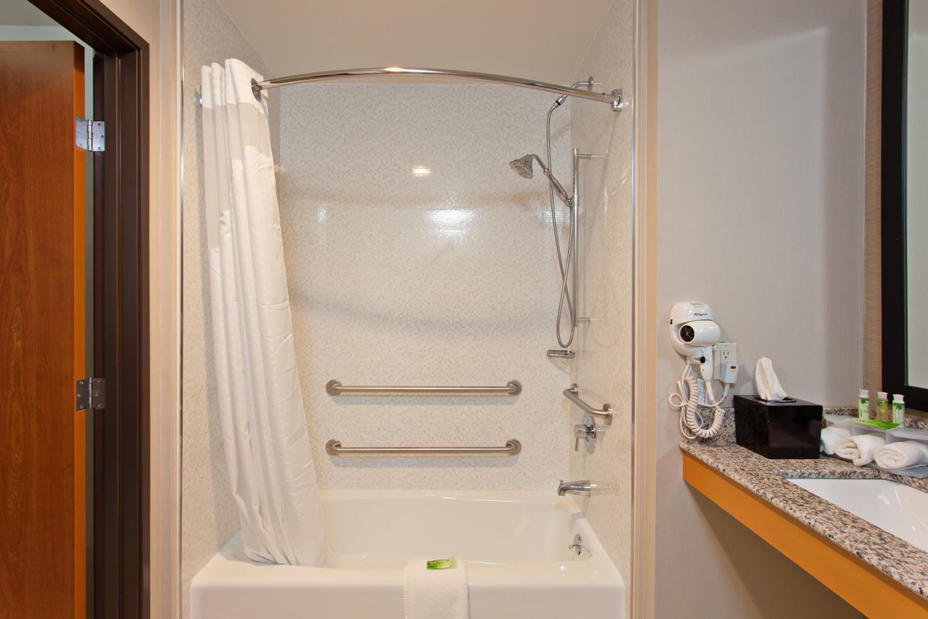 Queen Room With Two Queen Beds - Hearing Accessible photo 3