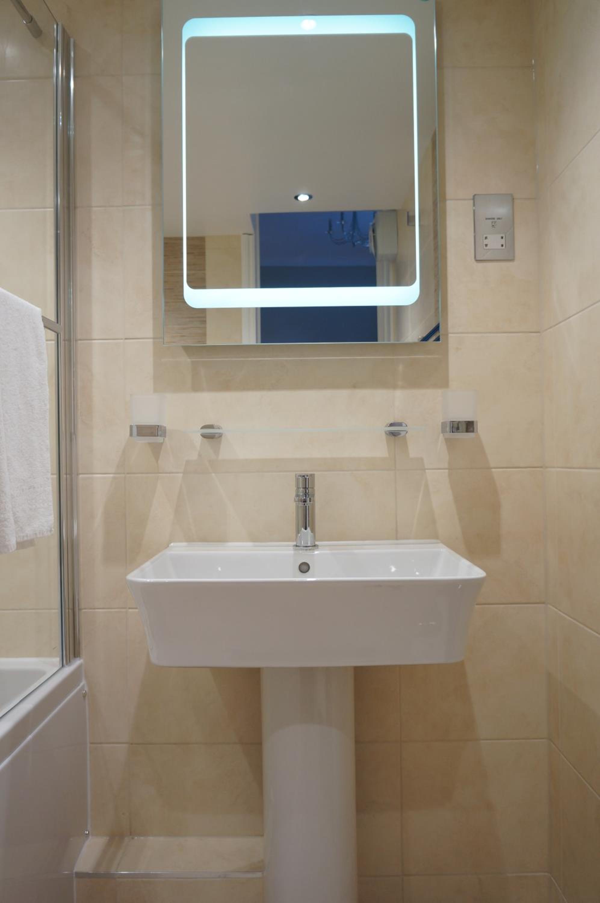Deluxe Double Room - Photo 17