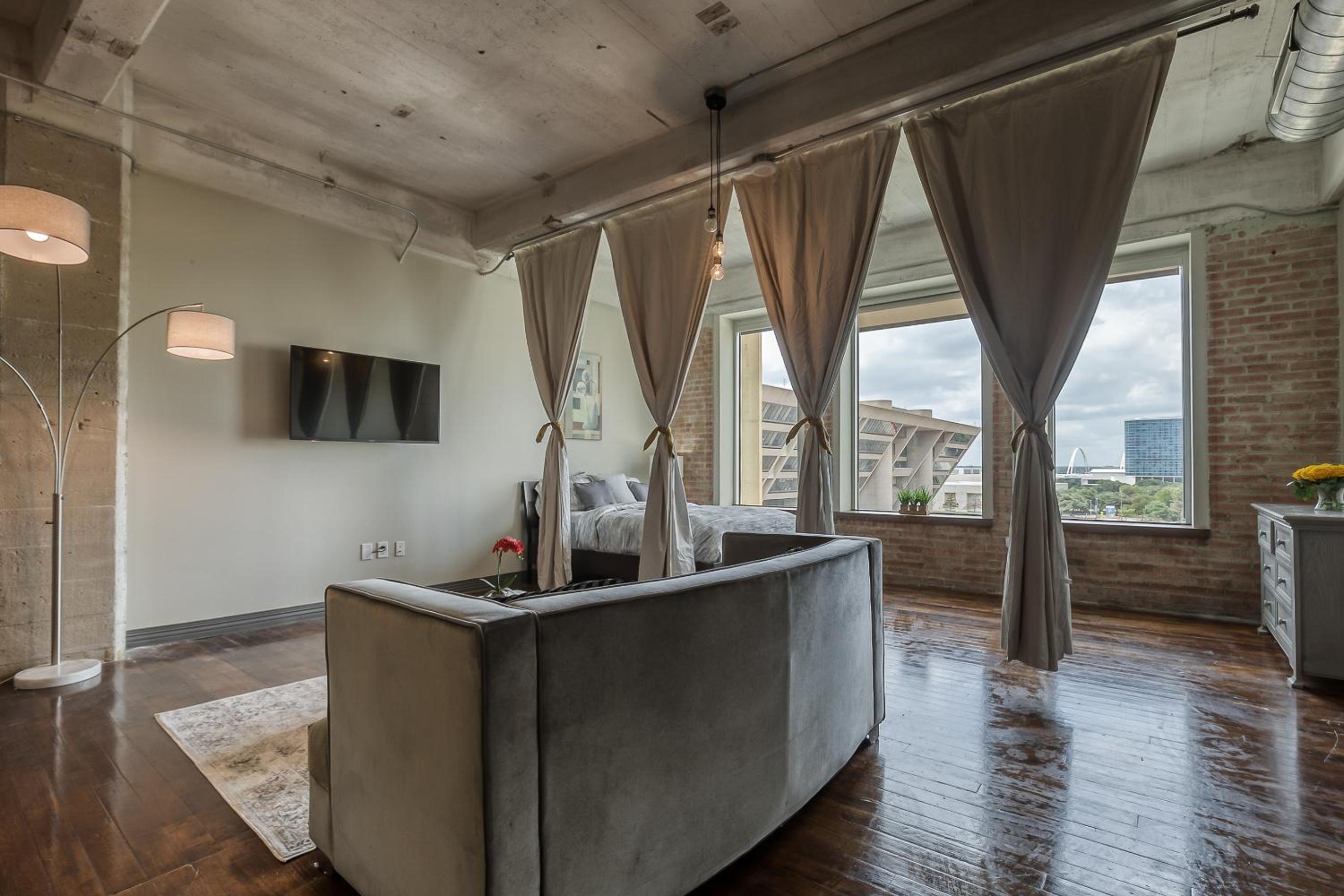 Modern 2BR Loft|Pool+Views+Gym+Valet