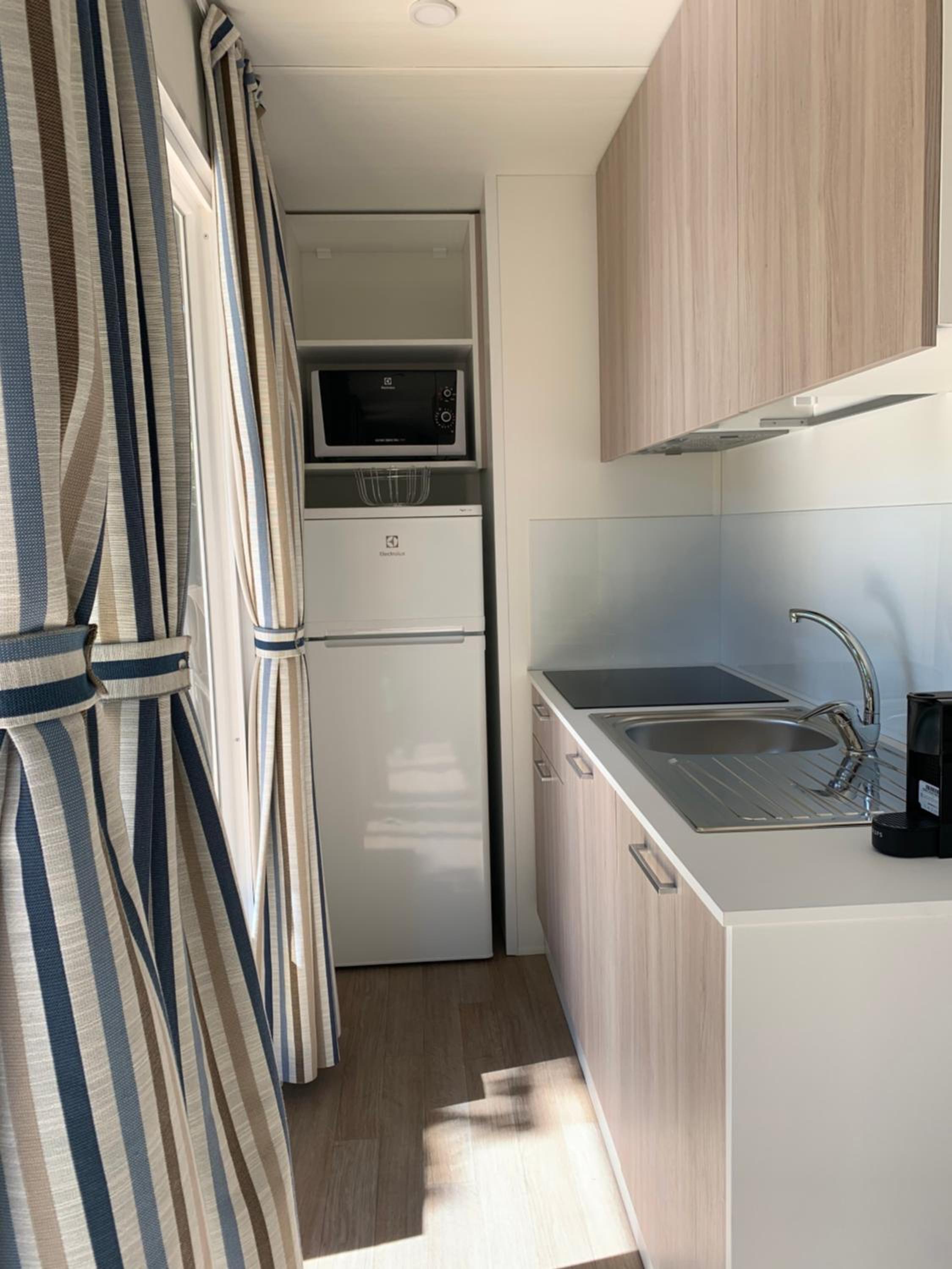 Mobile Home with Jacuzzi  photo 2