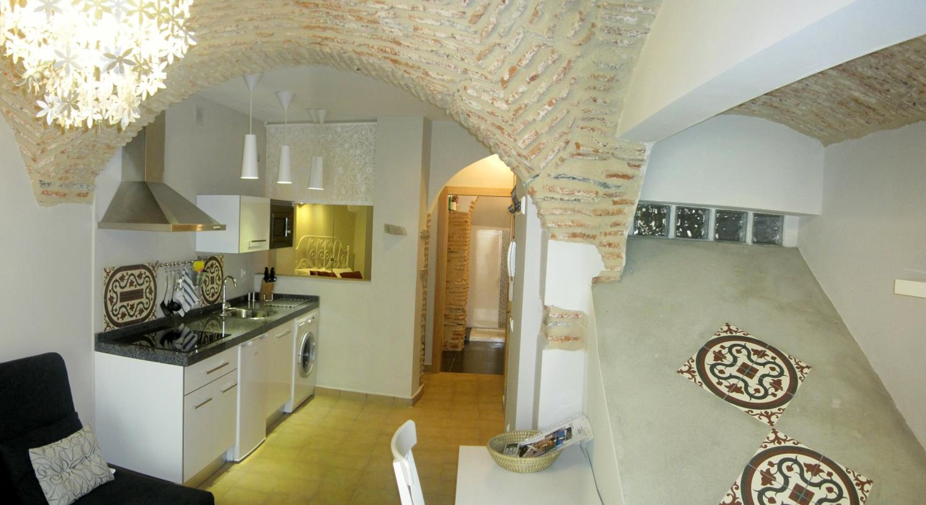 Studio Apartment with Balcony - Photo 2