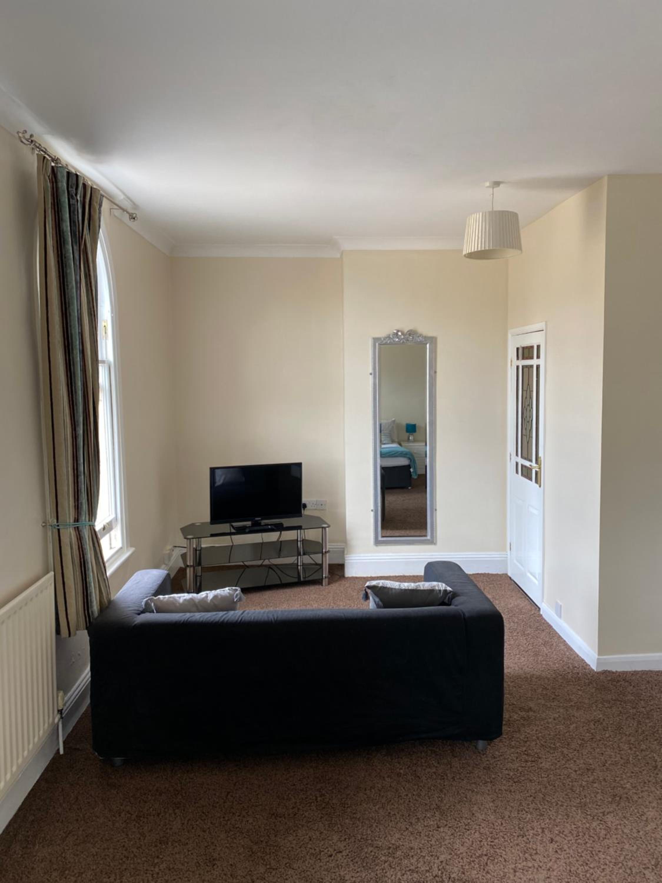 Large Double Room - Photo 5