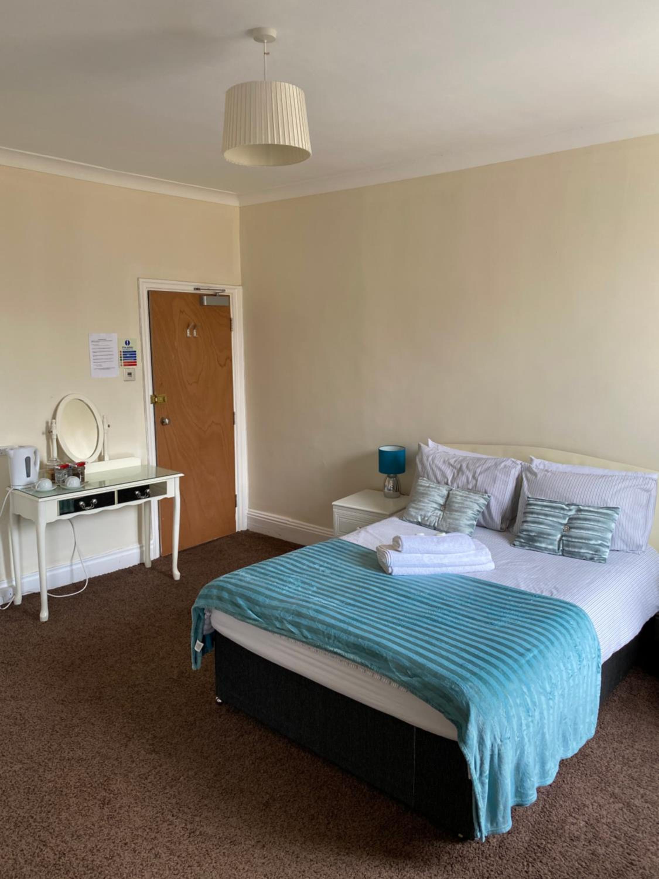 Large Double Room - Photo 3