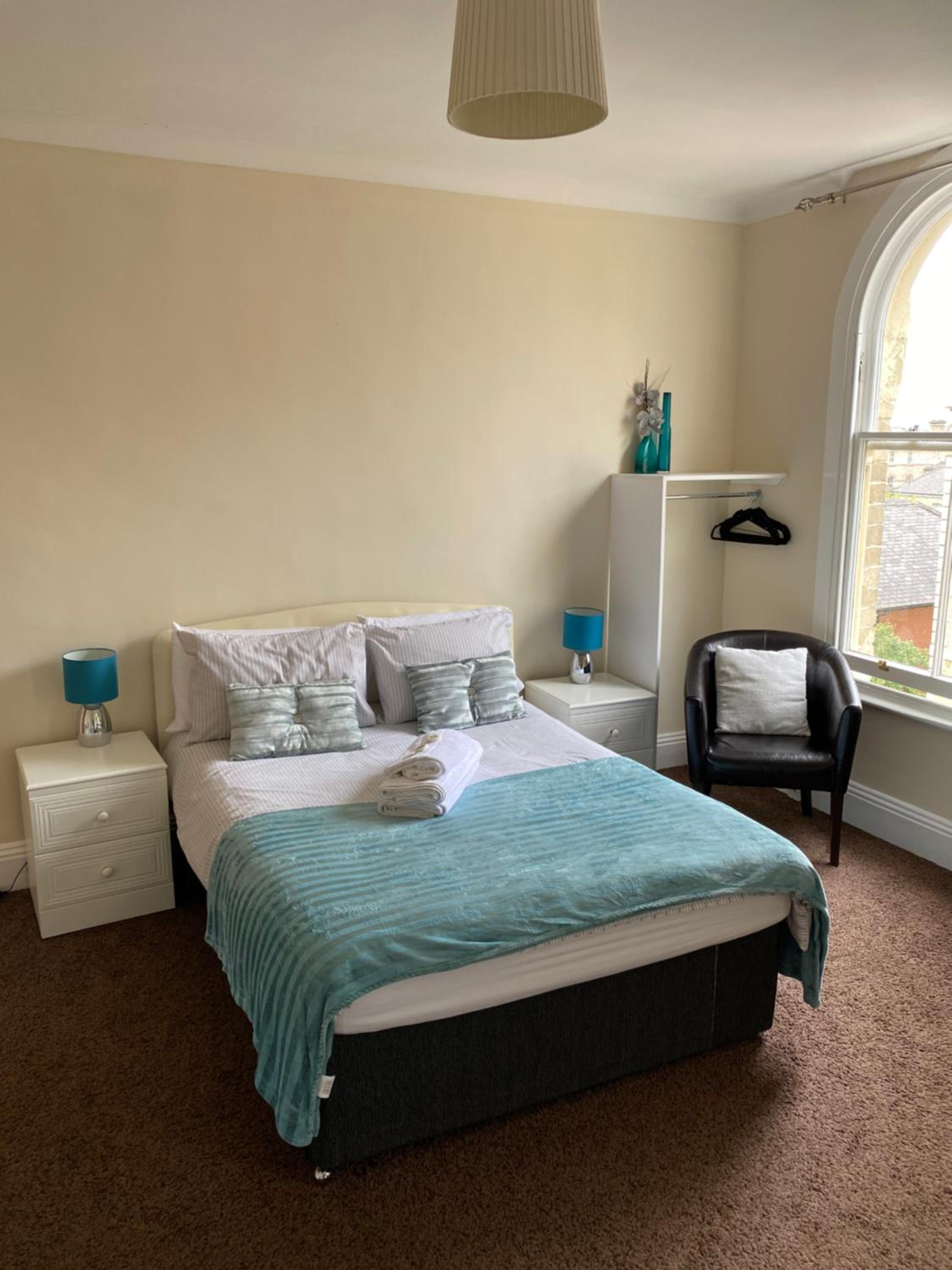 Large Double Room - Photo 1