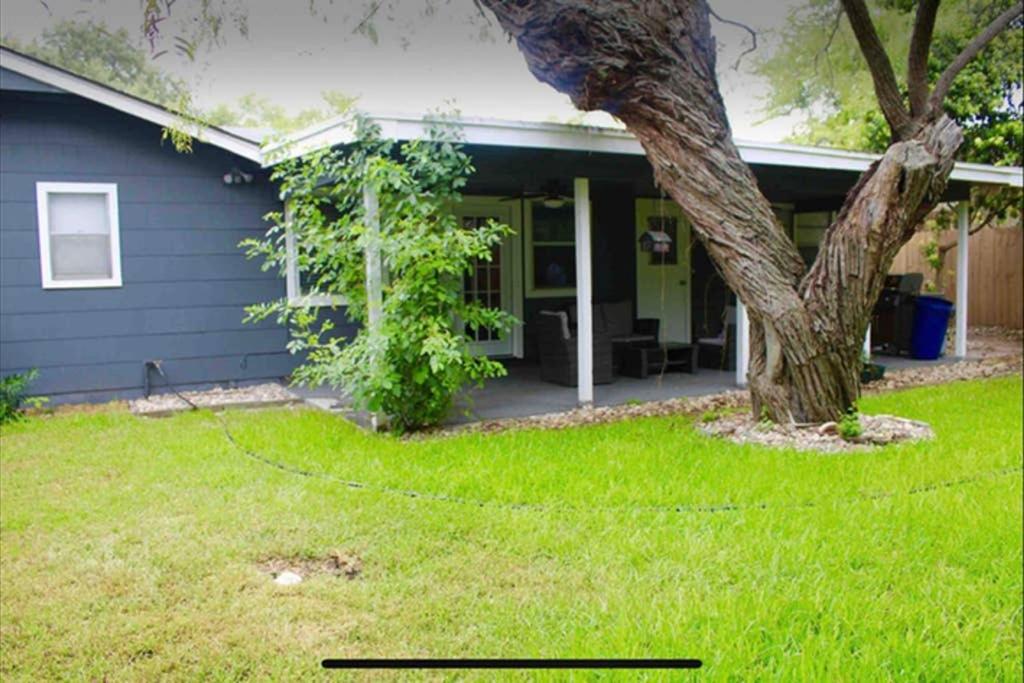 Five-Bedroom House - Photo 8