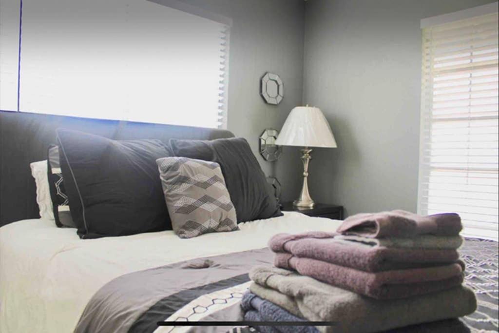 Five-Bedroom House - Photo 1