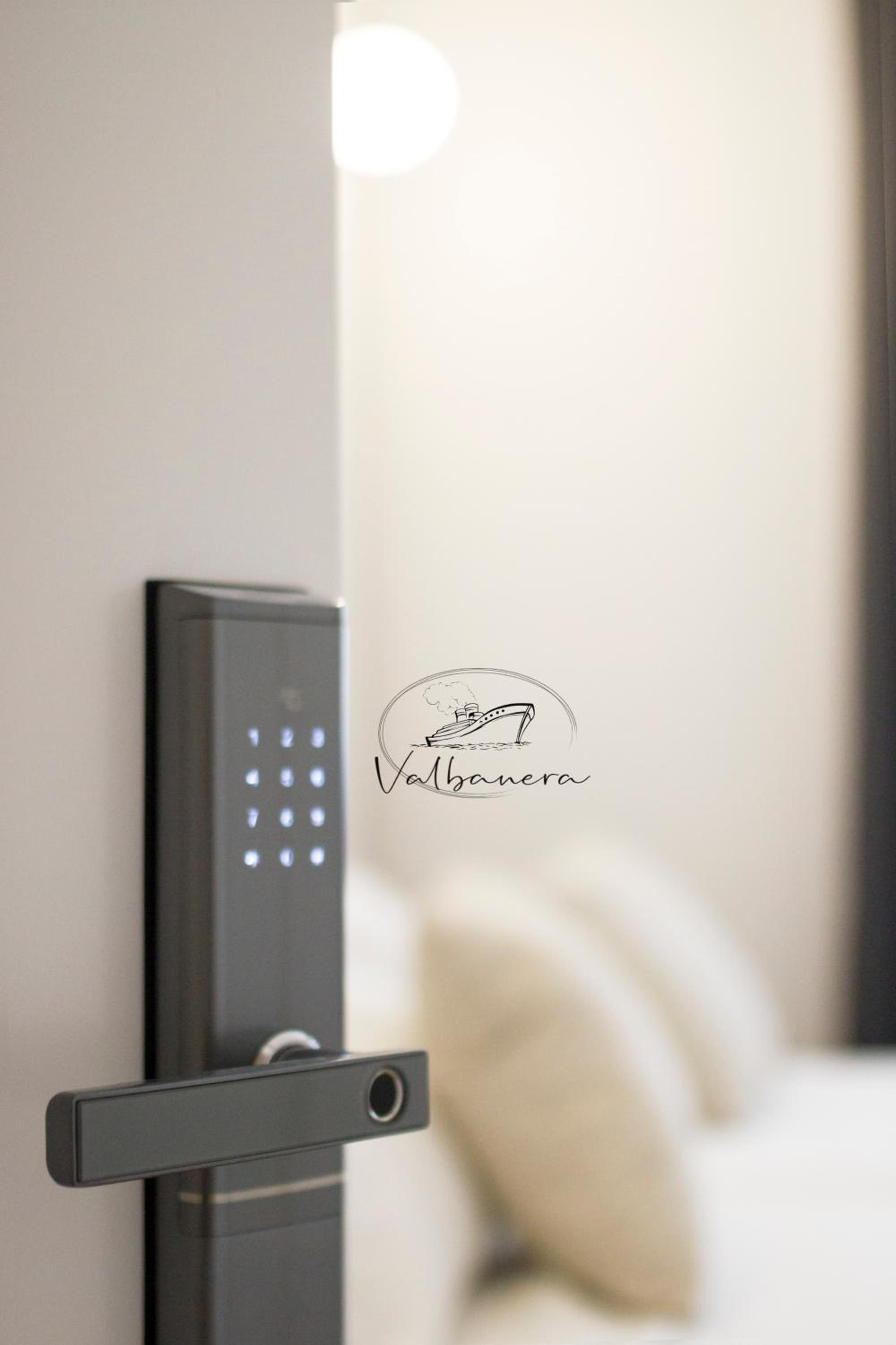 Twin Room with Shower - Photo 2