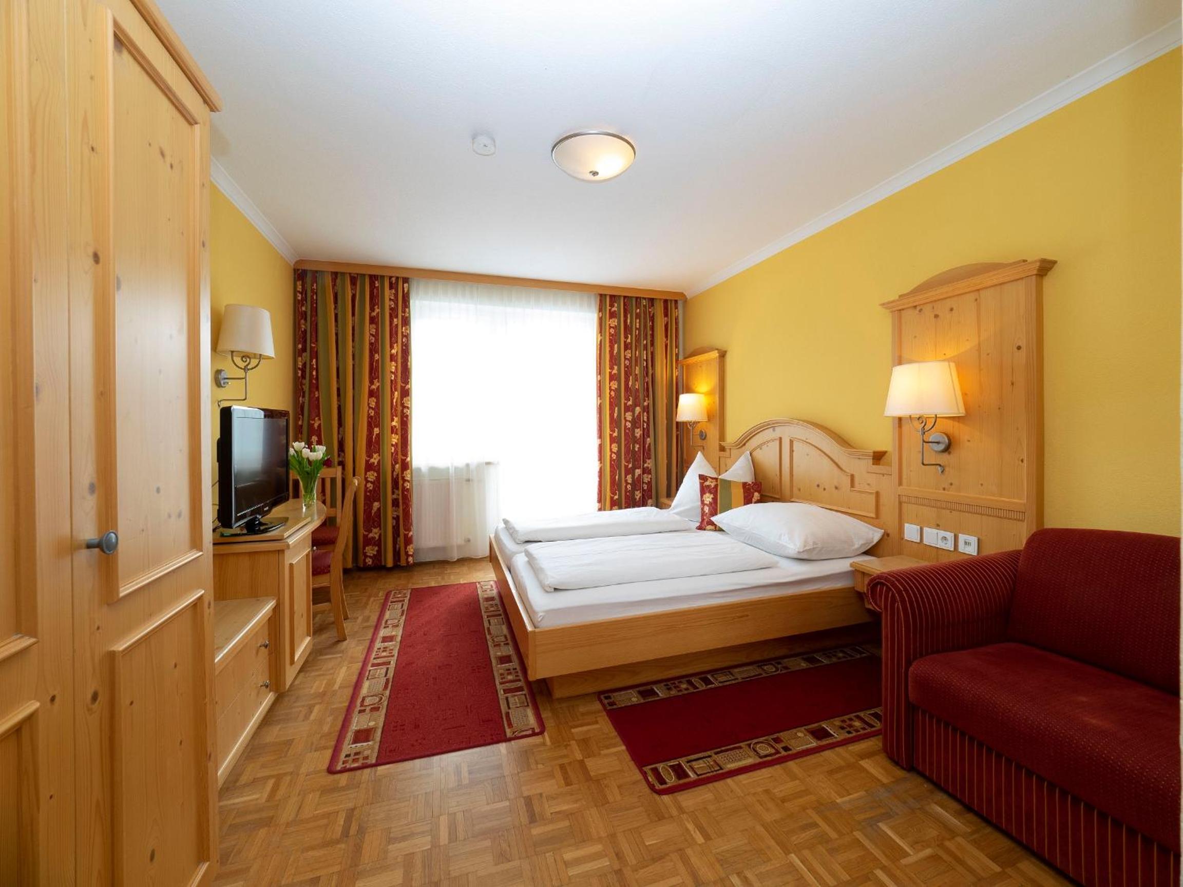 Double Room with Balcony - Photo 5