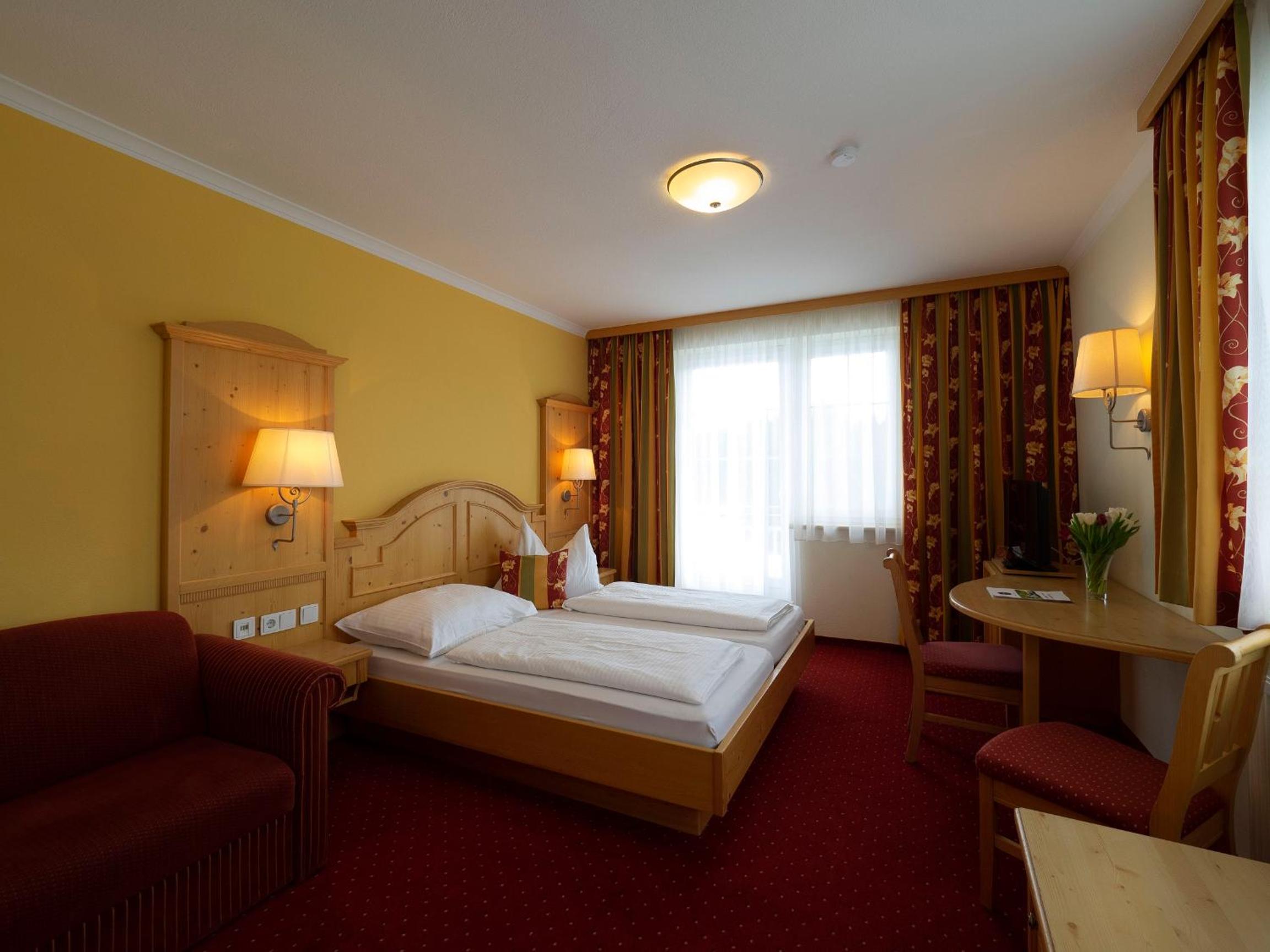 Double Room with Balcony - Photo 4