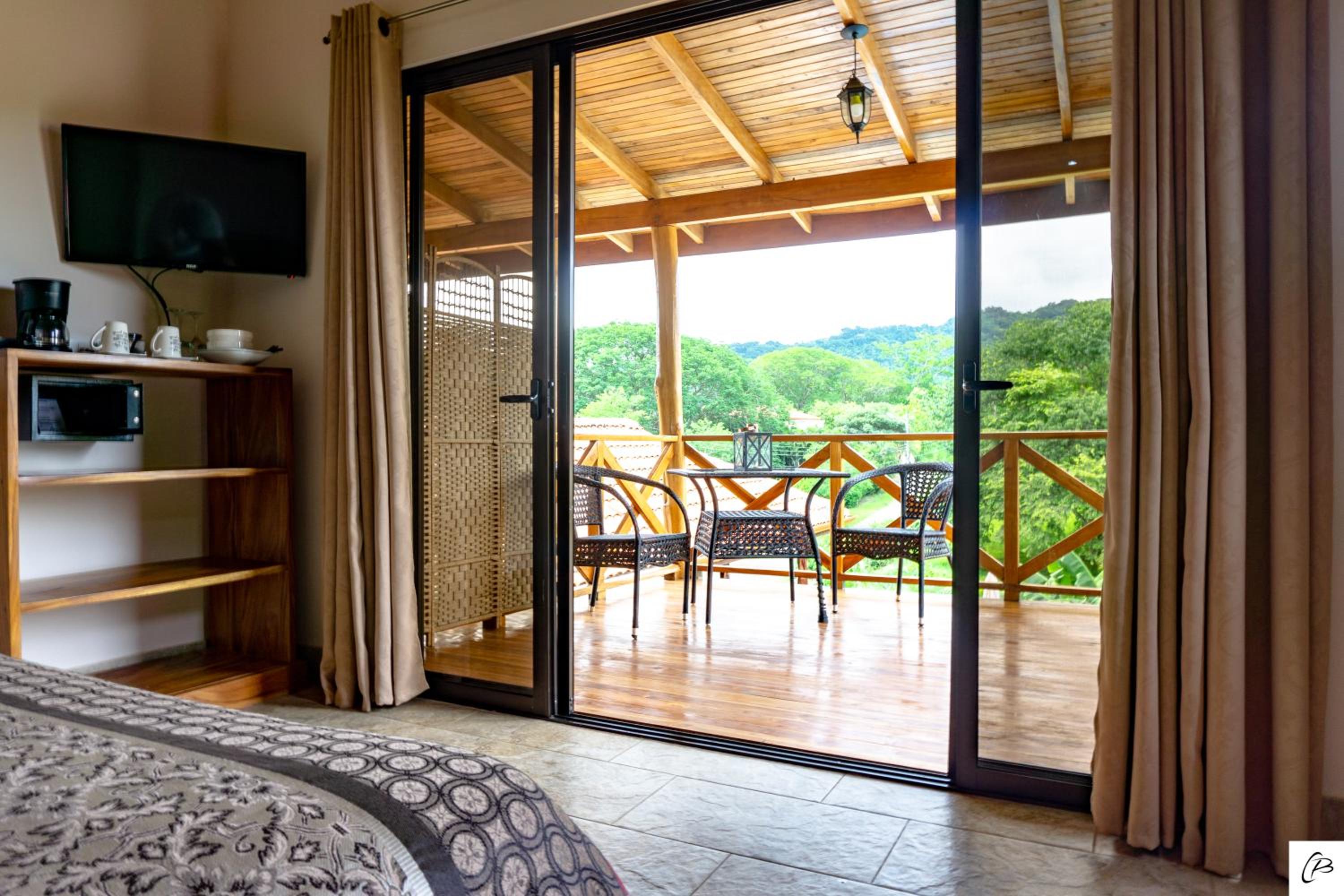 Superior Room with Kingsize-bed and Pool View
