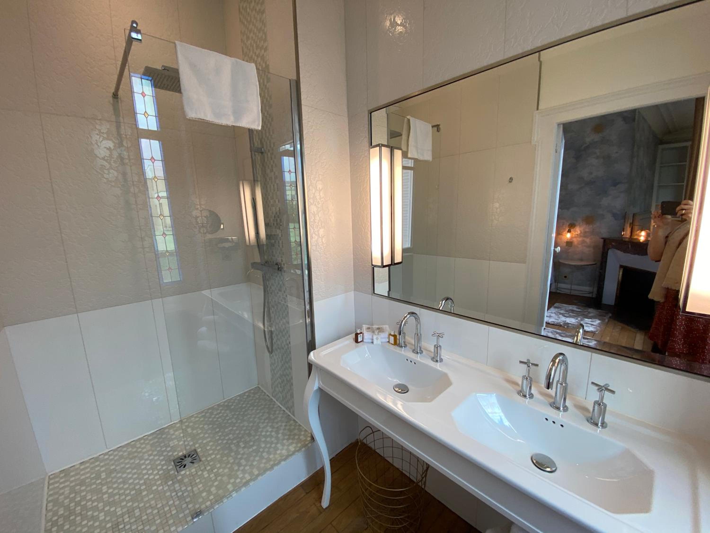 Deluxe King Room - Photo 3