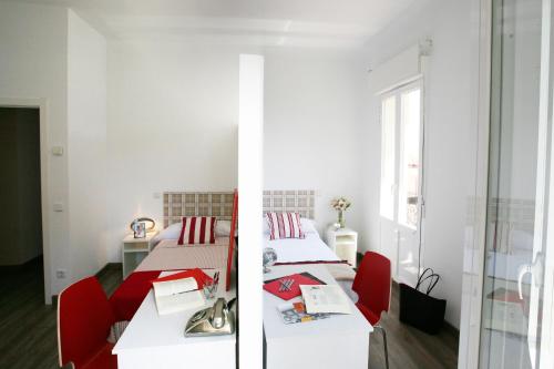 Female Twin Room with Shared Bathroom photo 3