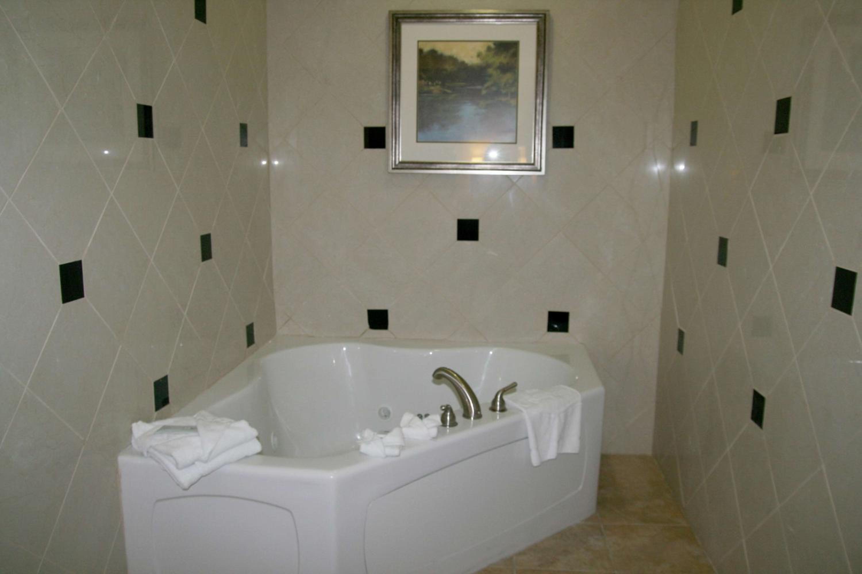 King Studio Suite with Whirlpool - Non-Smoking