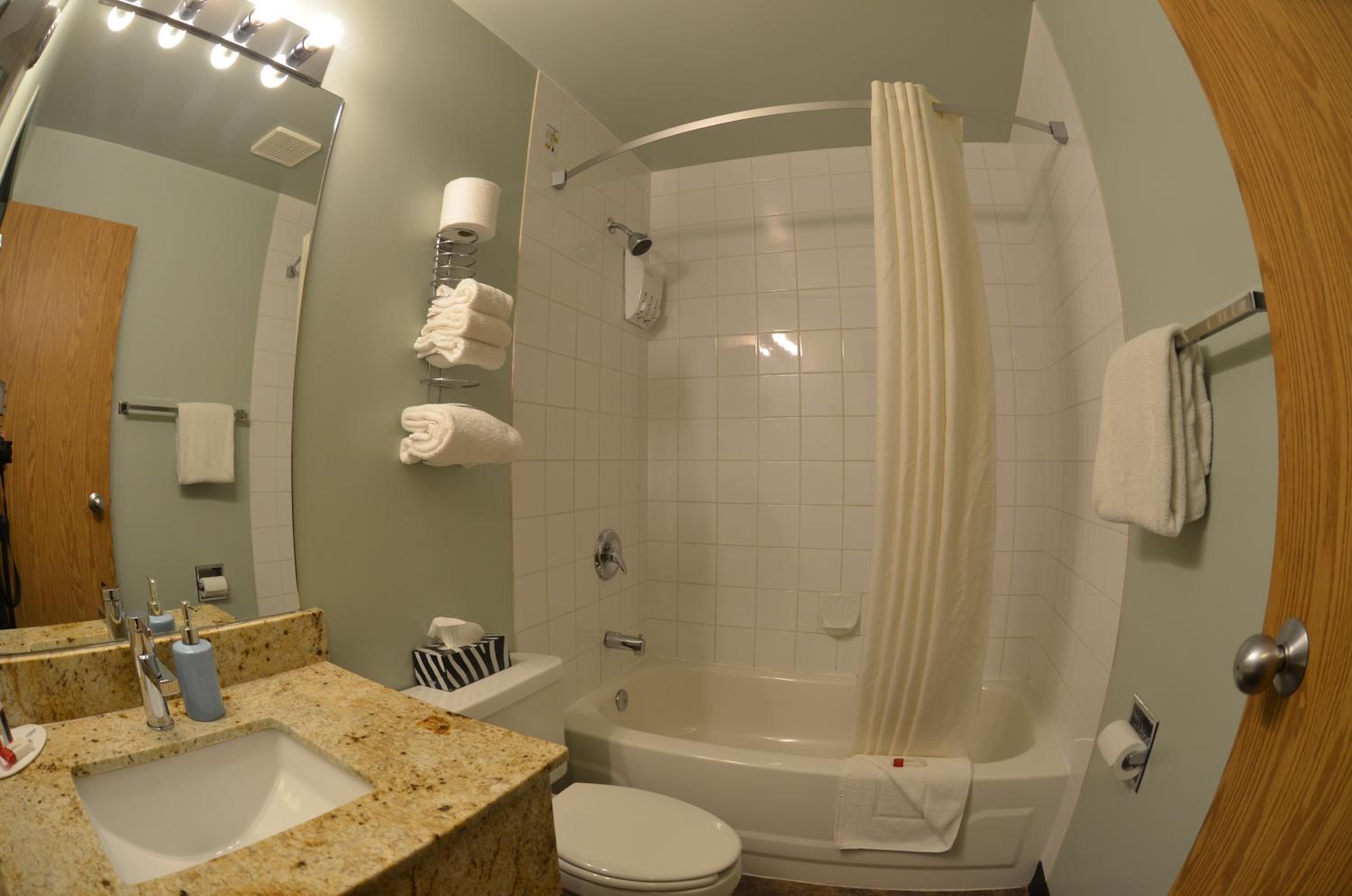 1 King Bed, Deluxe Drive-Up Room, Ground Floor, Non-Smoking photo 2