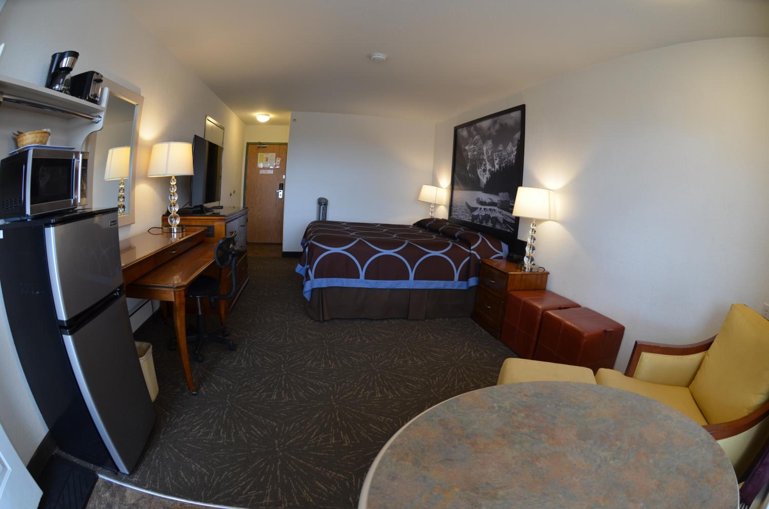 1 King Bed, Deluxe Drive-Up Room, Ground Floor, Non-Smoking photo 1