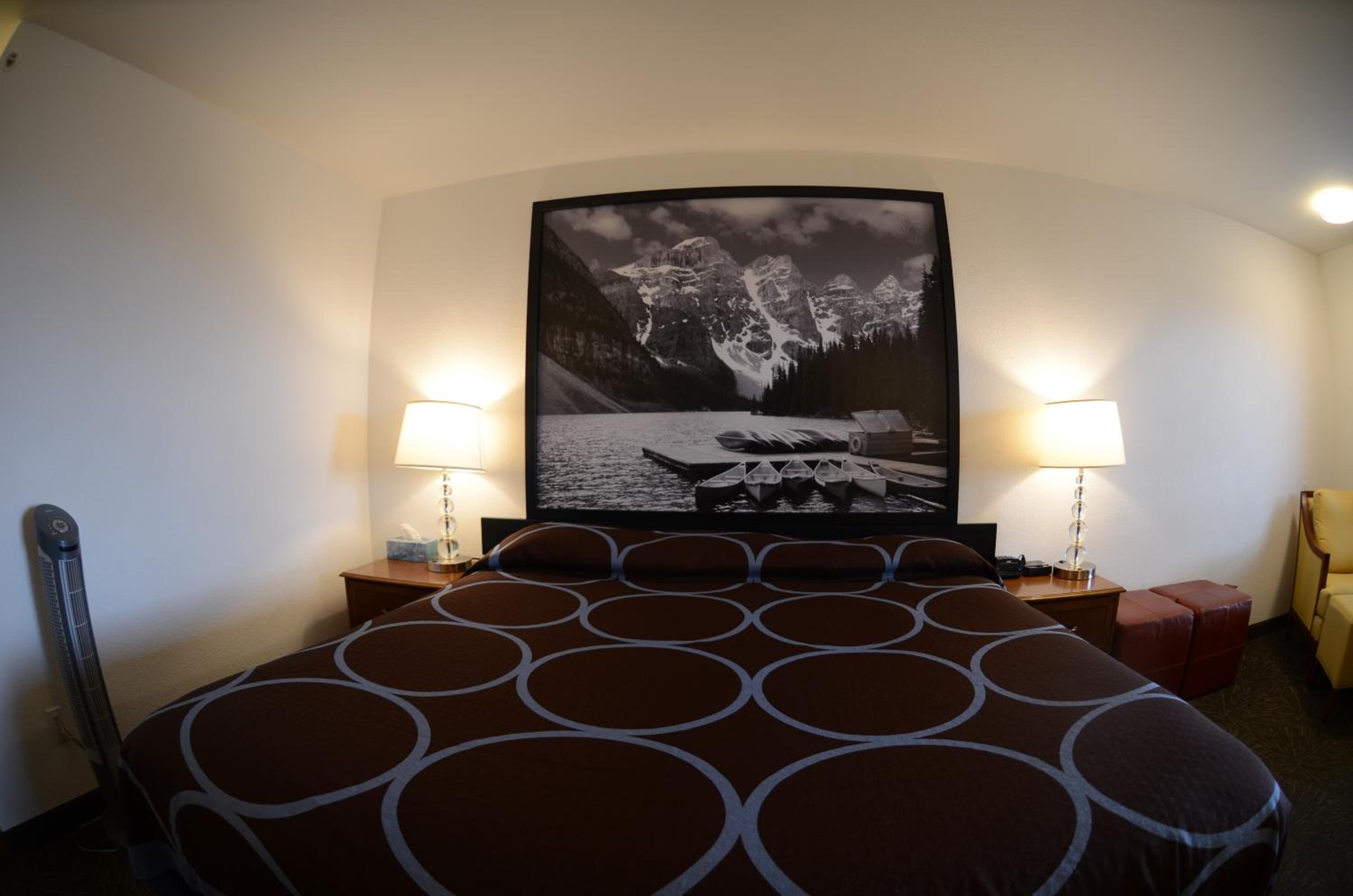 1 King Bed, Deluxe Drive-Up Room, Ground Floor, Non-Smoking photo 3