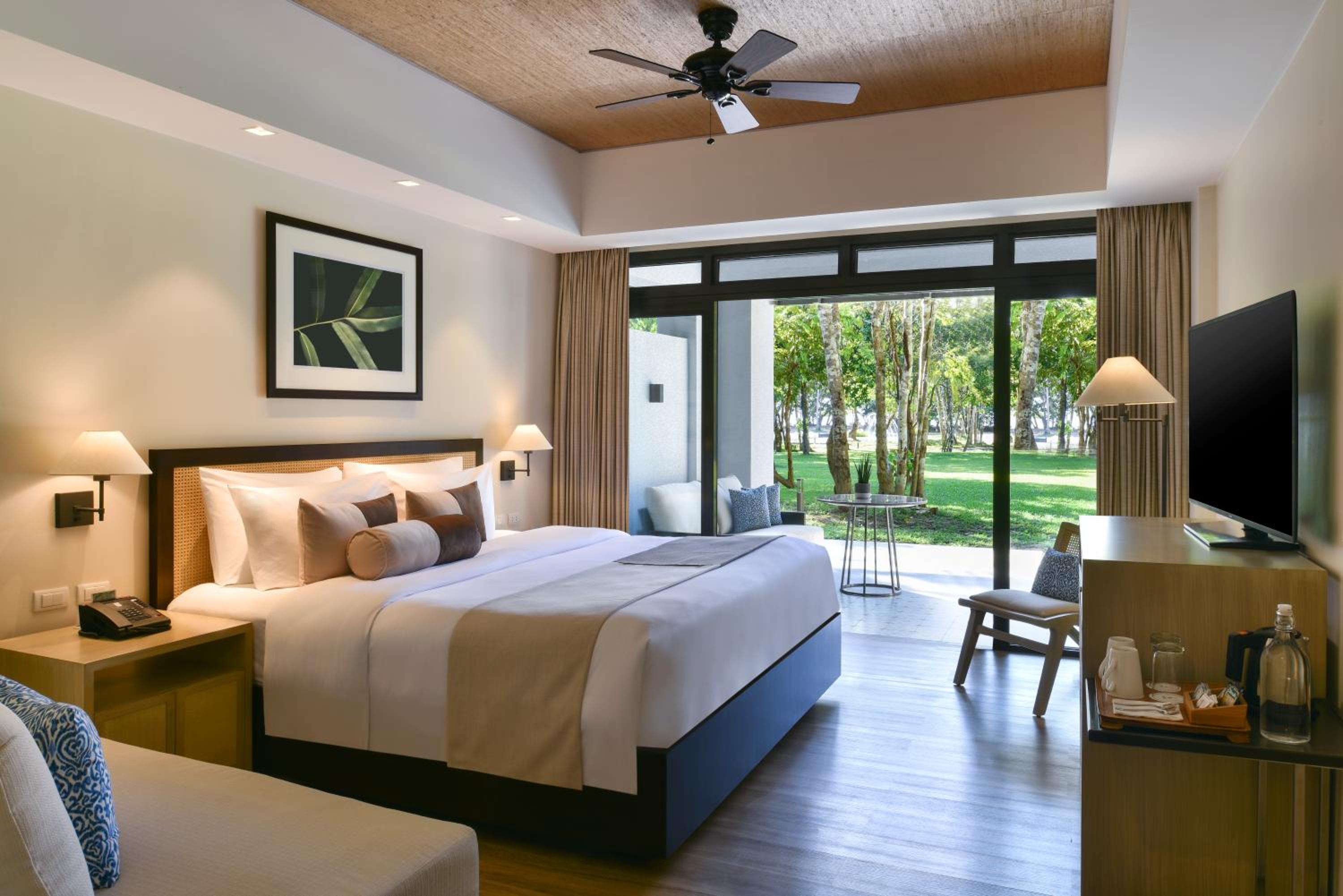 1 King Bed, Standard Room with Garden View