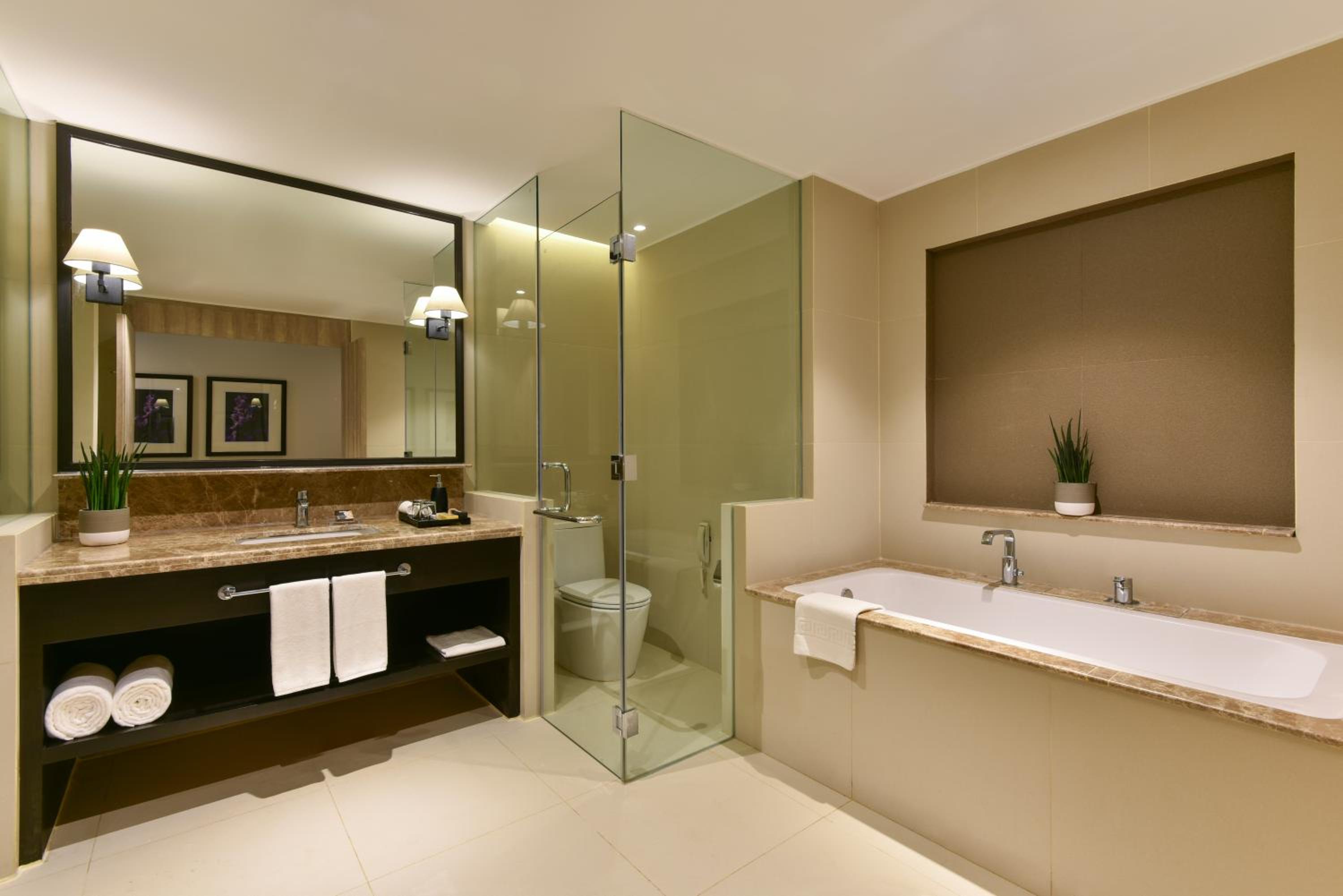 1 King Bed, Suite Room with Pool View photo 3
