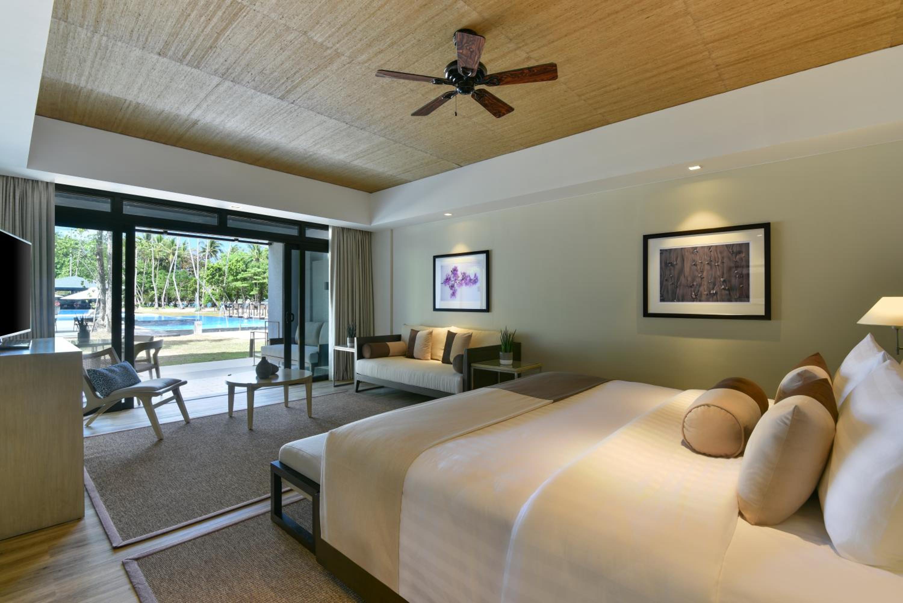 1 King Bed, Suite Room with Pool View photo 2