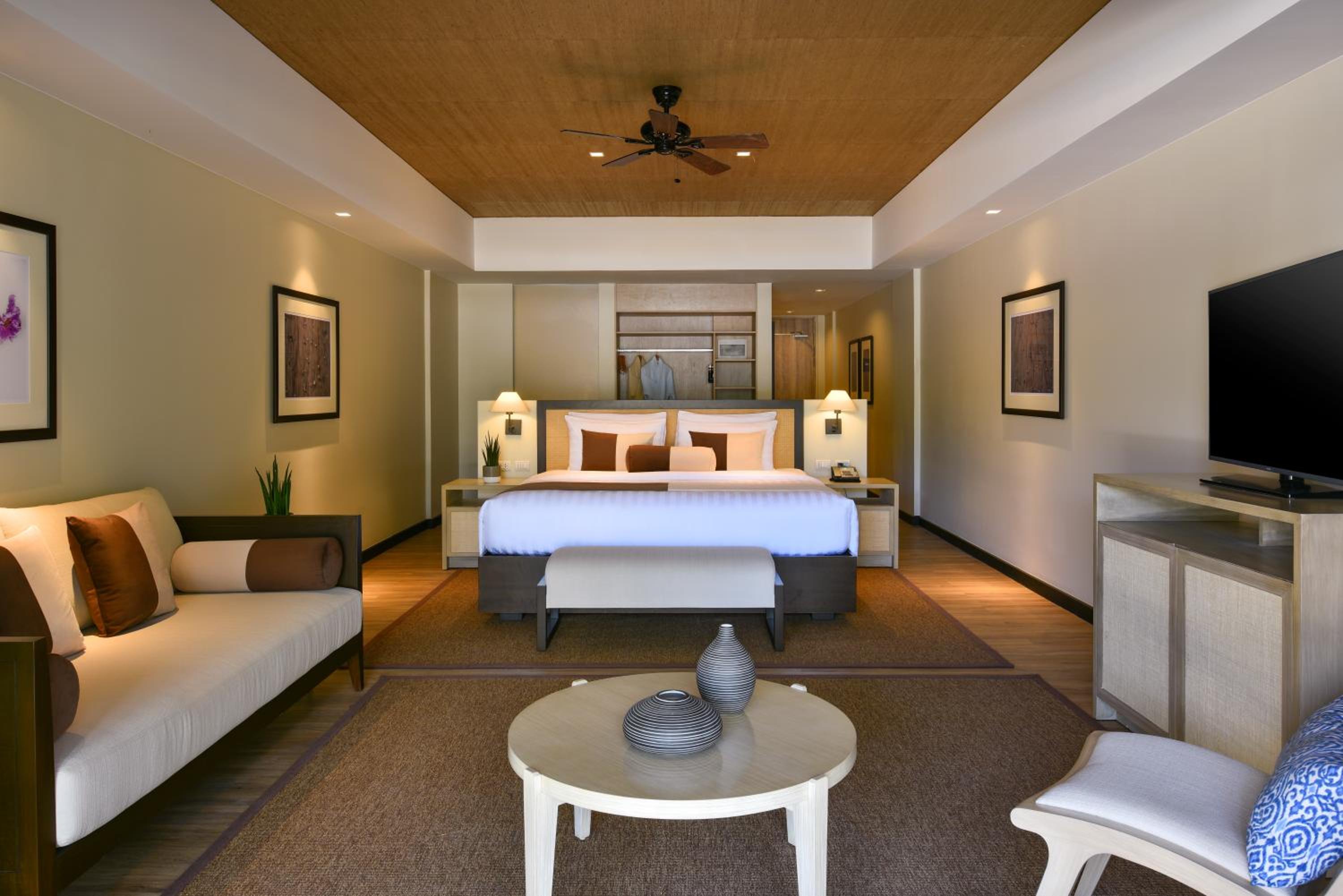 1 King Bed, Suite Room with Pool View