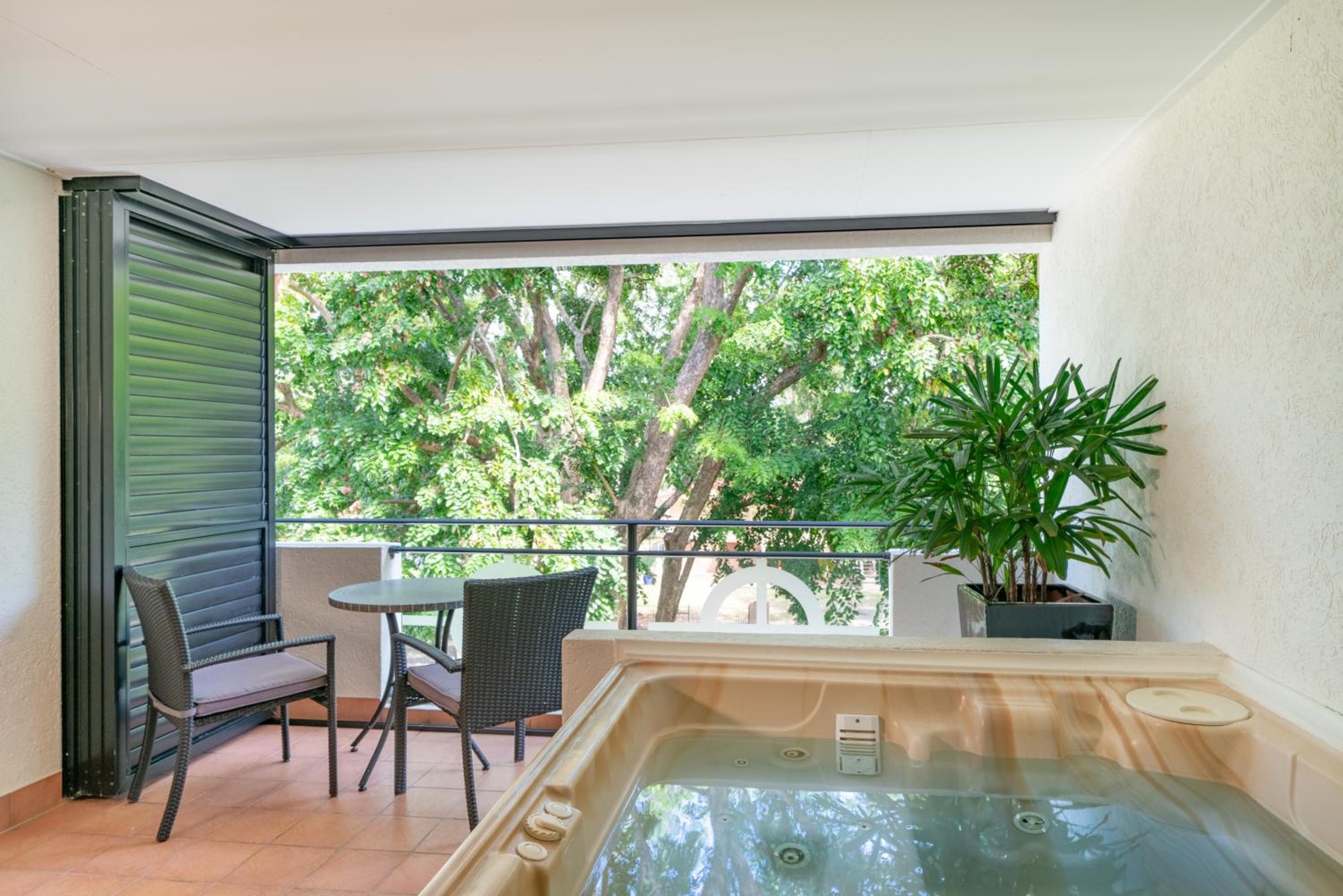 One-Bedroom Apartment with Hot Tub photo 2