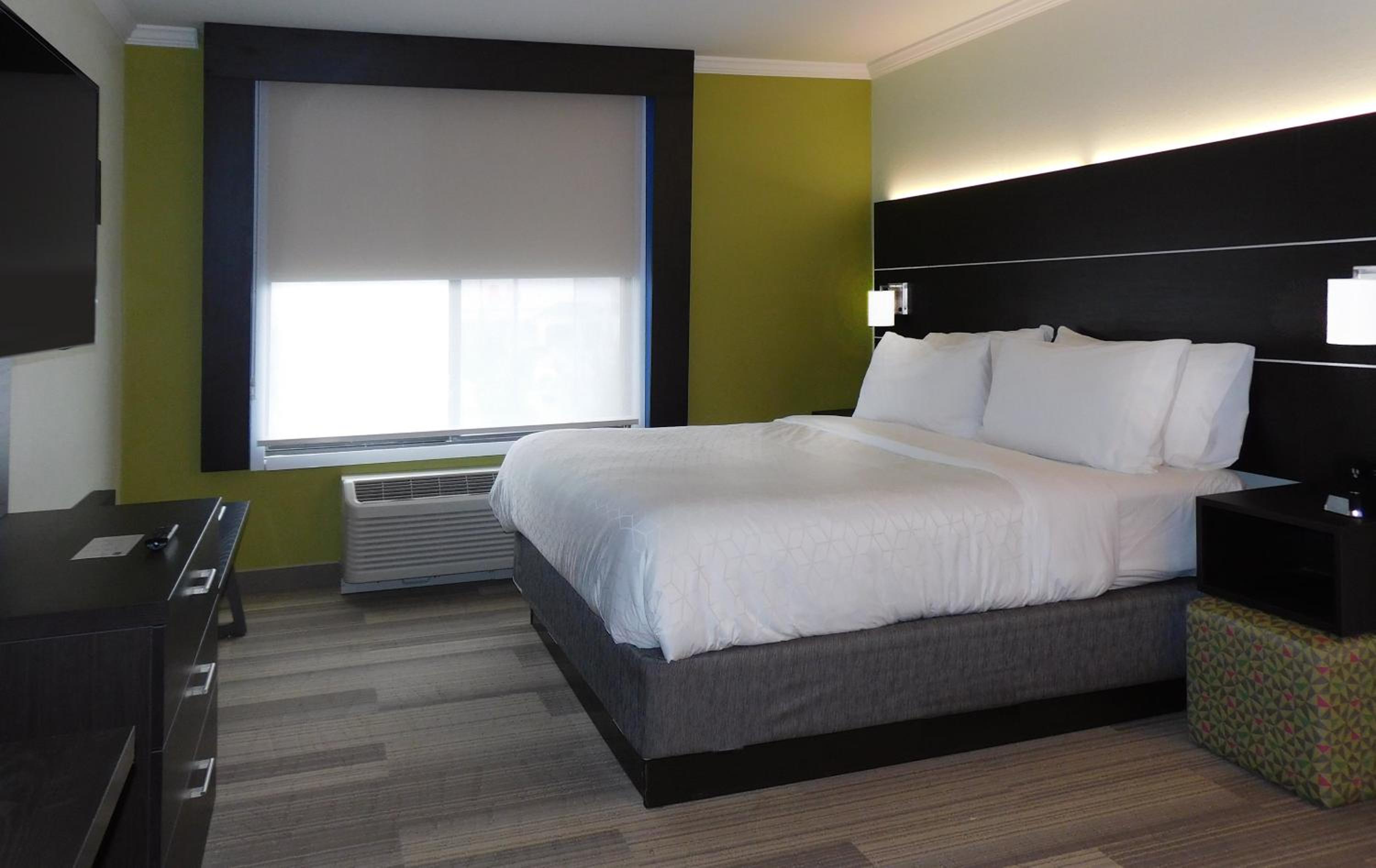 Standard King Room - Photo 7