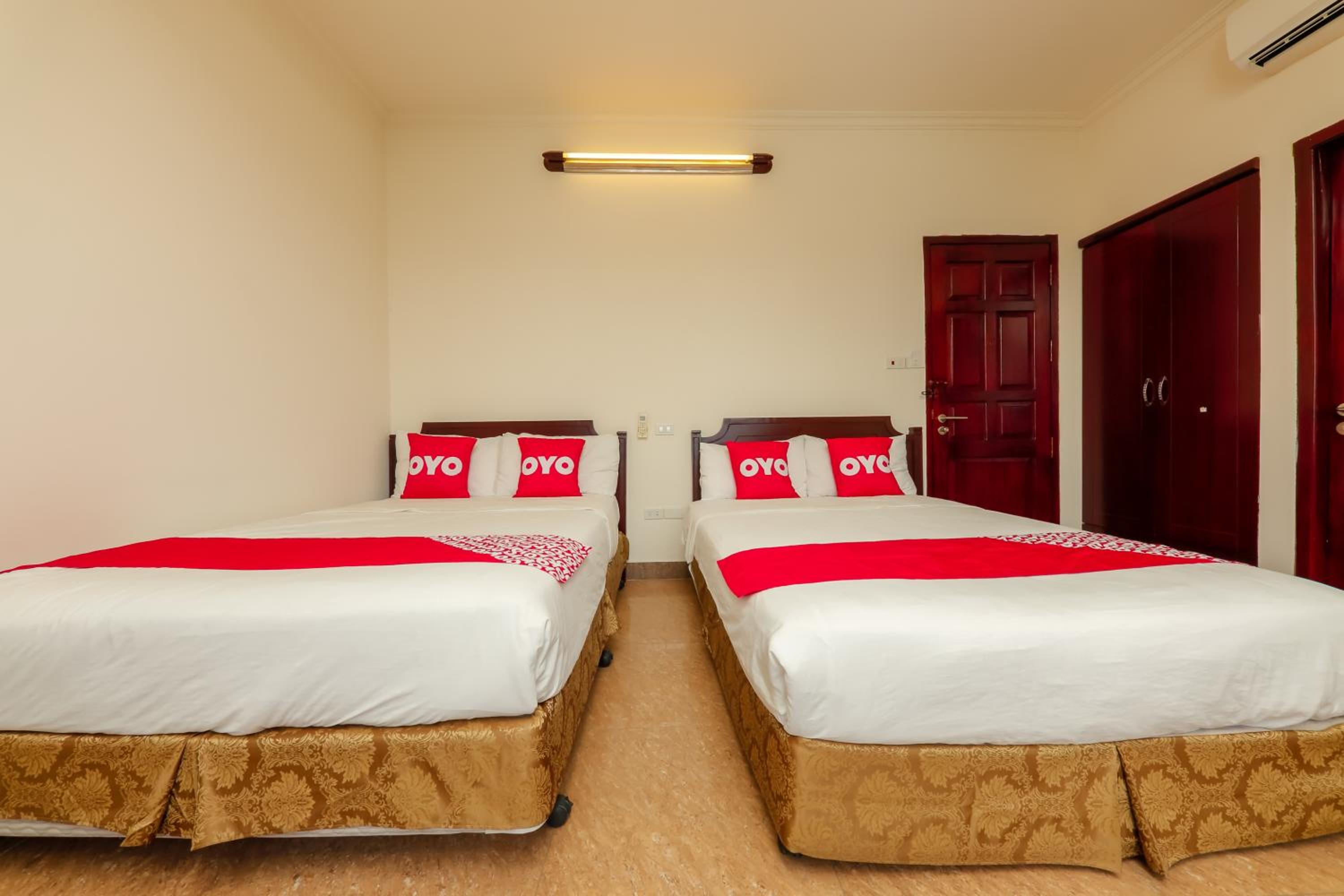 Deluxe Family Room - Photo 14