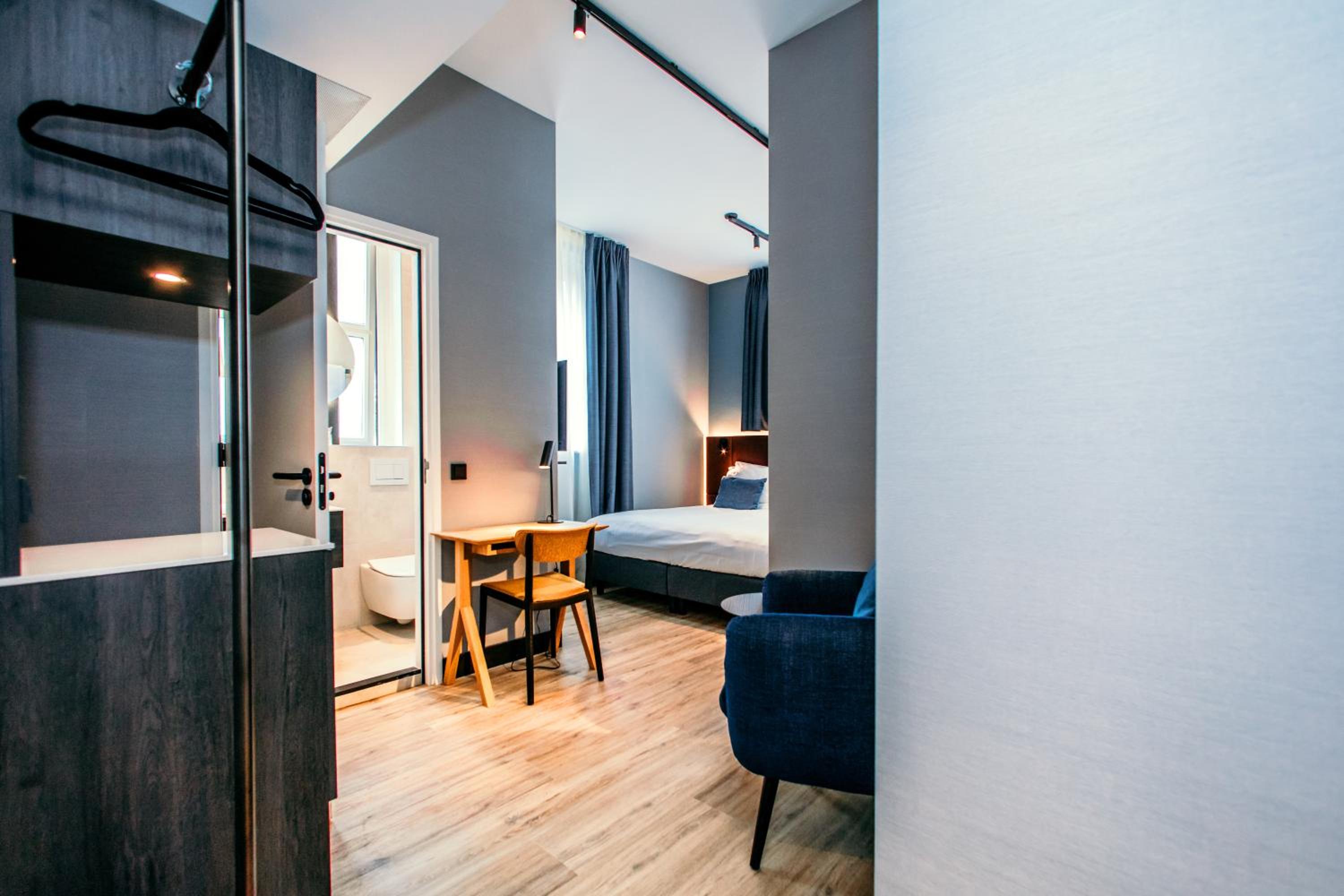 Connecting Rooms