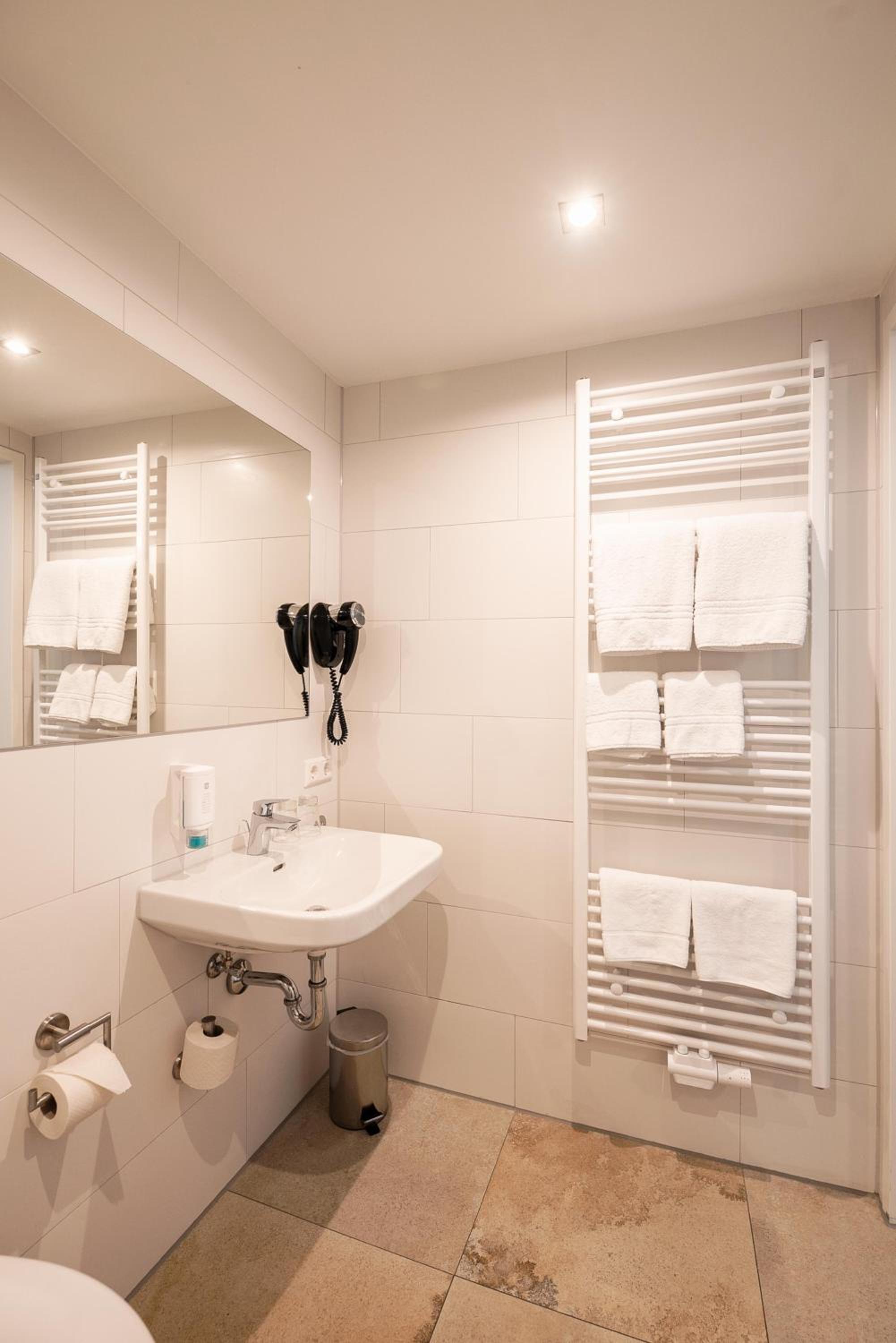 Single Room with Bathroom photo 2