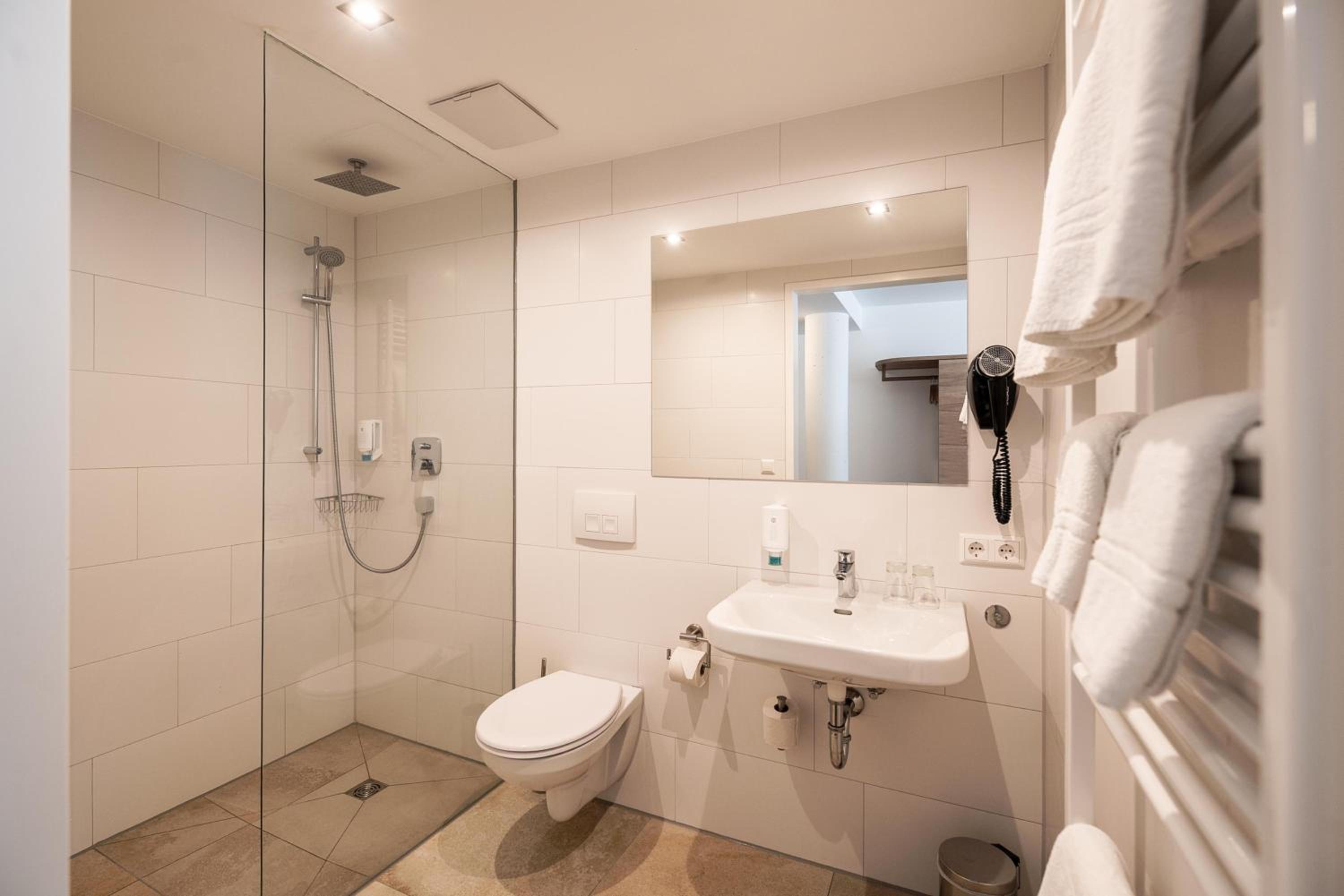 Single Room with Bathroom photo 3
