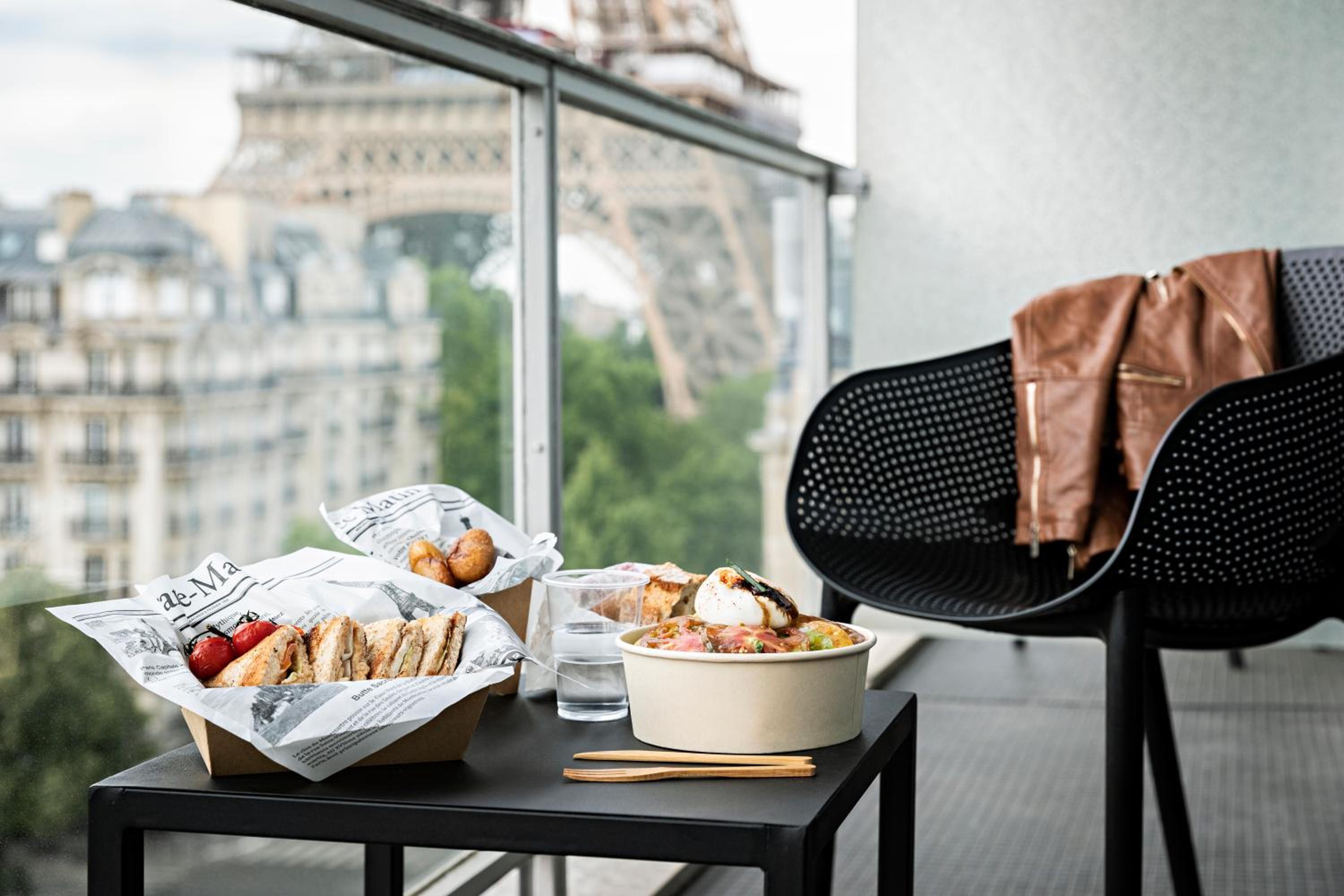 Deluxe Twin Room, high floor, with Sofa, Balcony and Eiffel Tower View