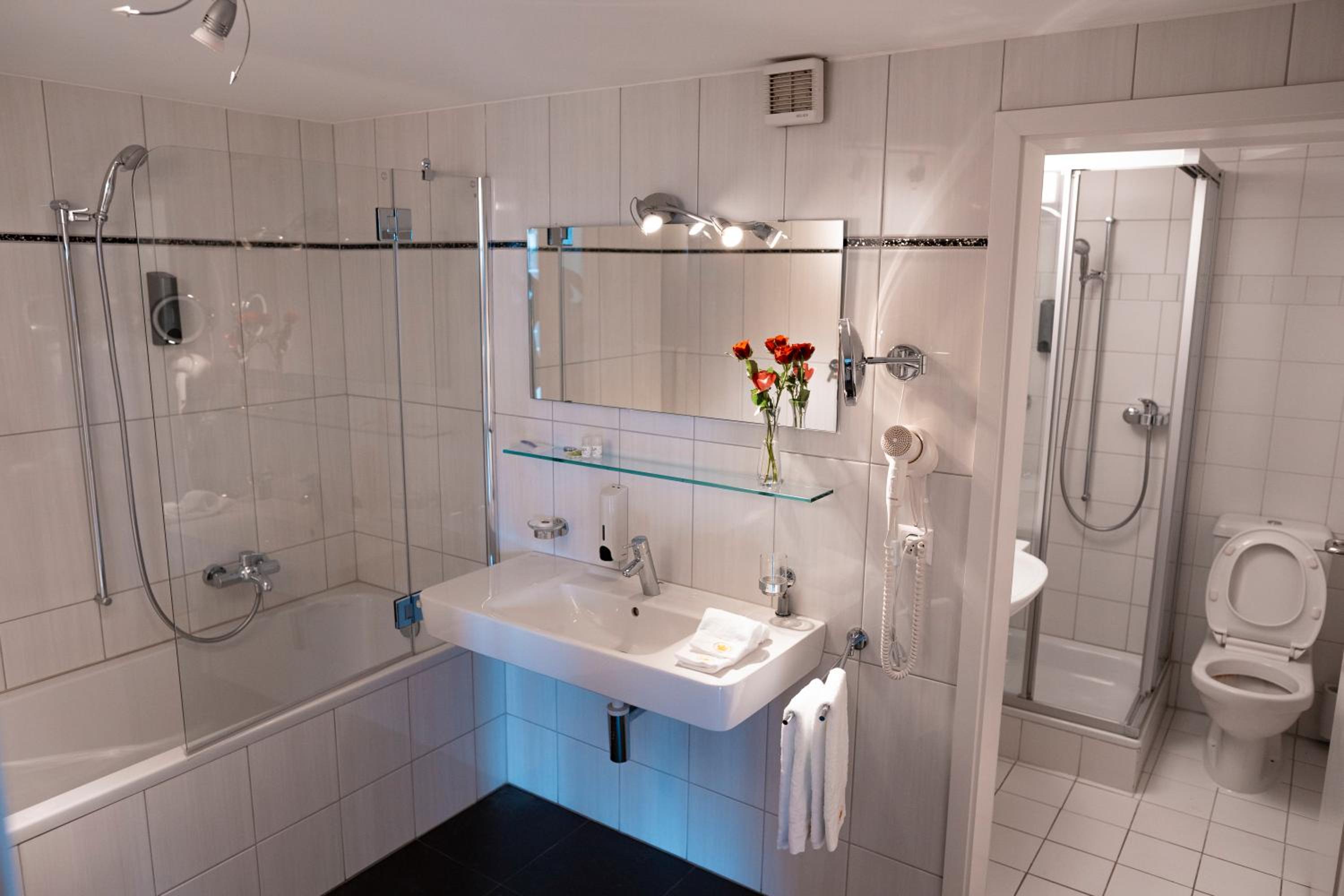 Suite with Balcony - Photo 6