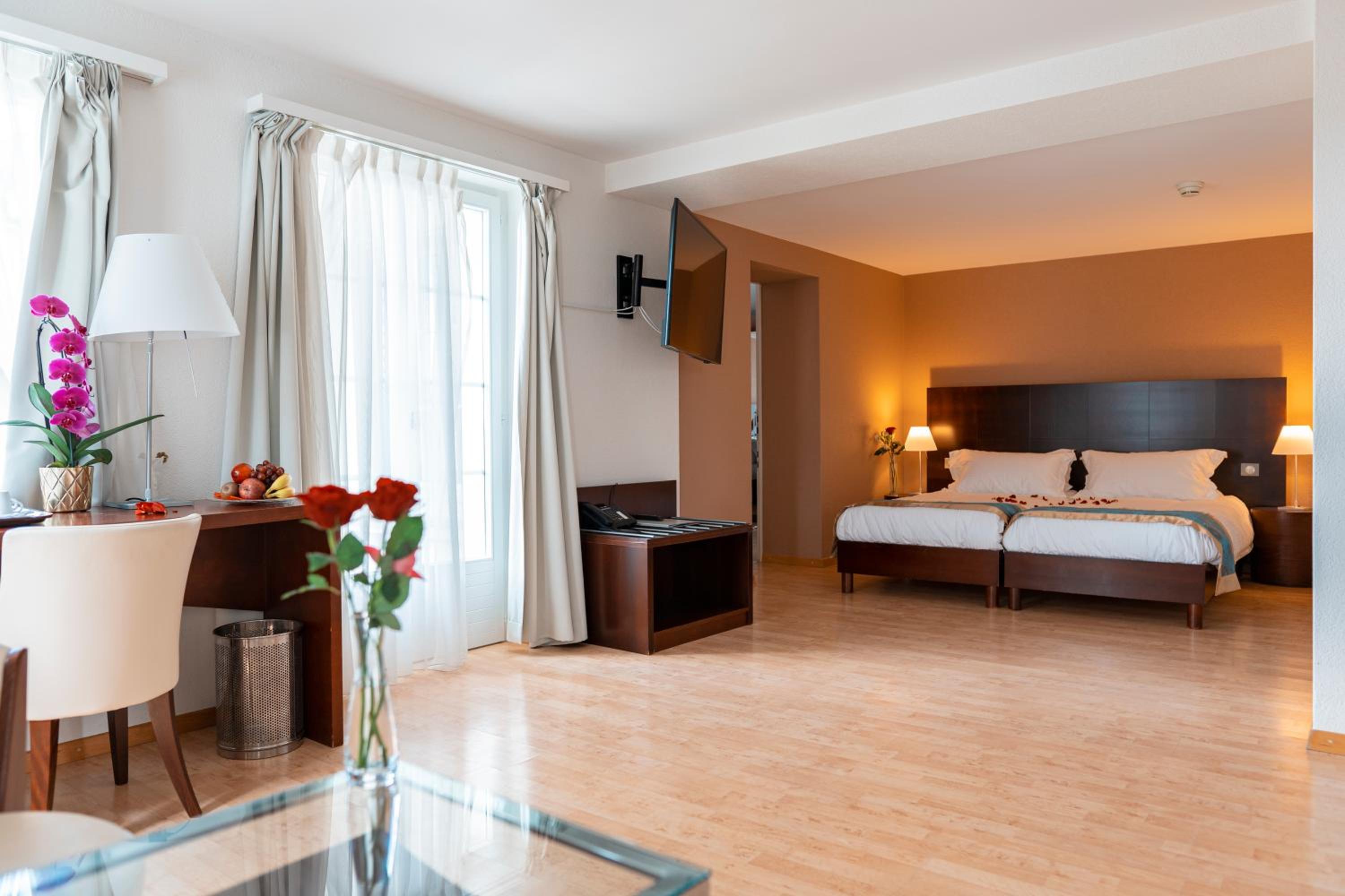 Suite with Balcony - Photo 3
