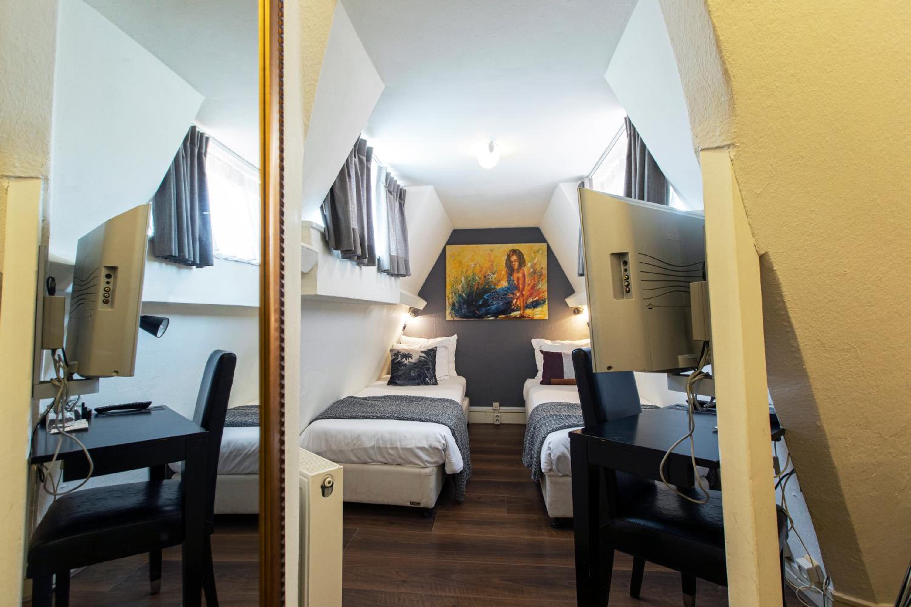 Economy Twin Room photo 2