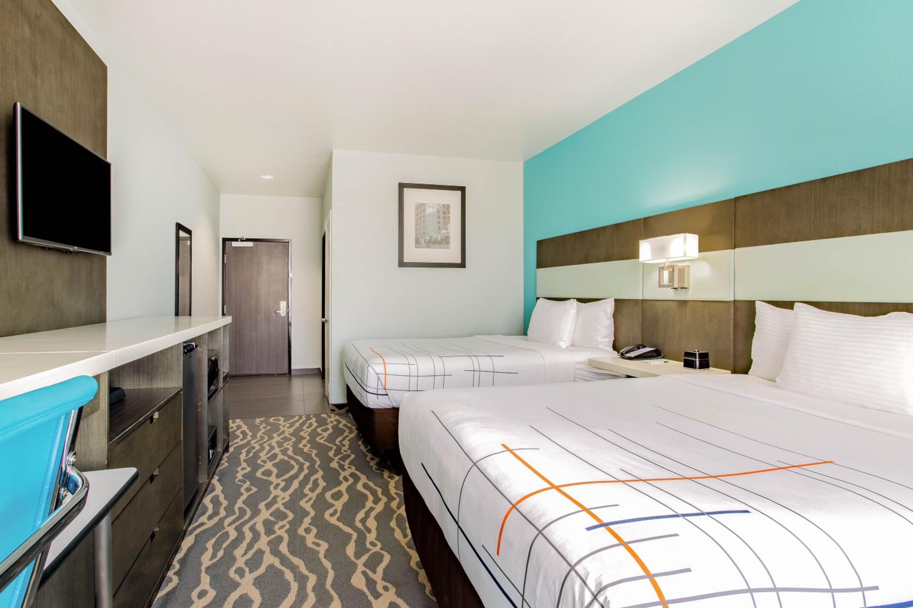 Queen Room with Two Queen Beds - Non-Smoking photo 2