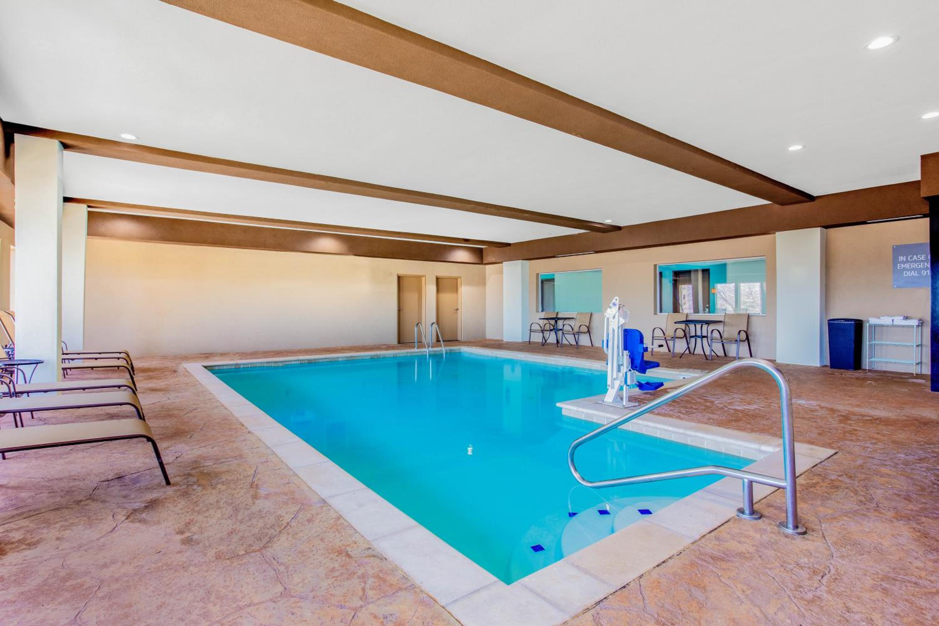 King Room with Roll-In Shower - Mobility/Hearing Accessible - Non-Smoking photo 3