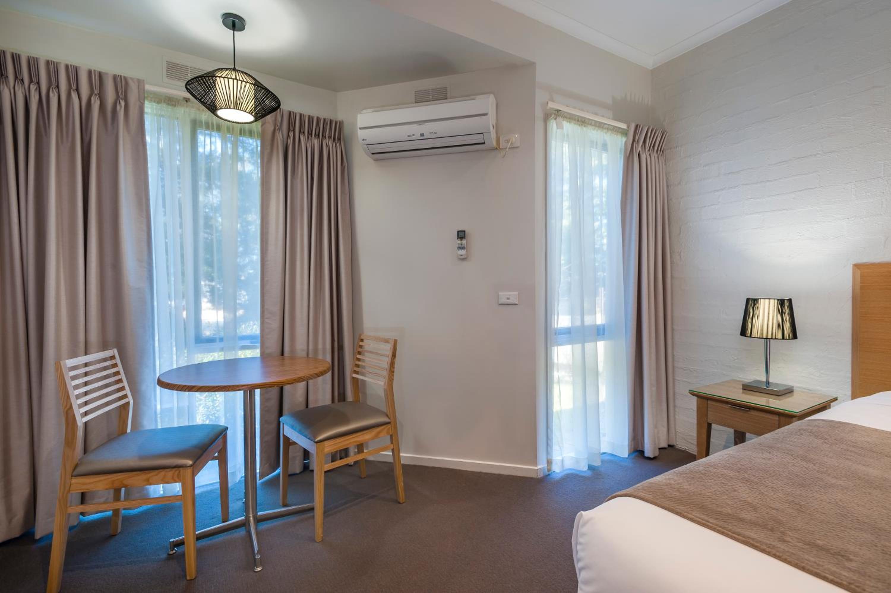 King Room - Non-Smoking - Photo 3