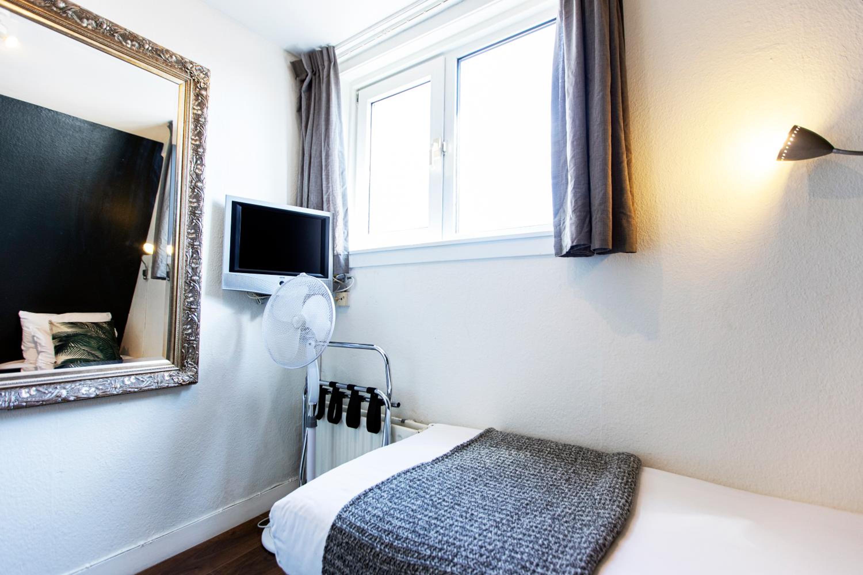 Budget Single Room (this room has shared bathroom) photo 3