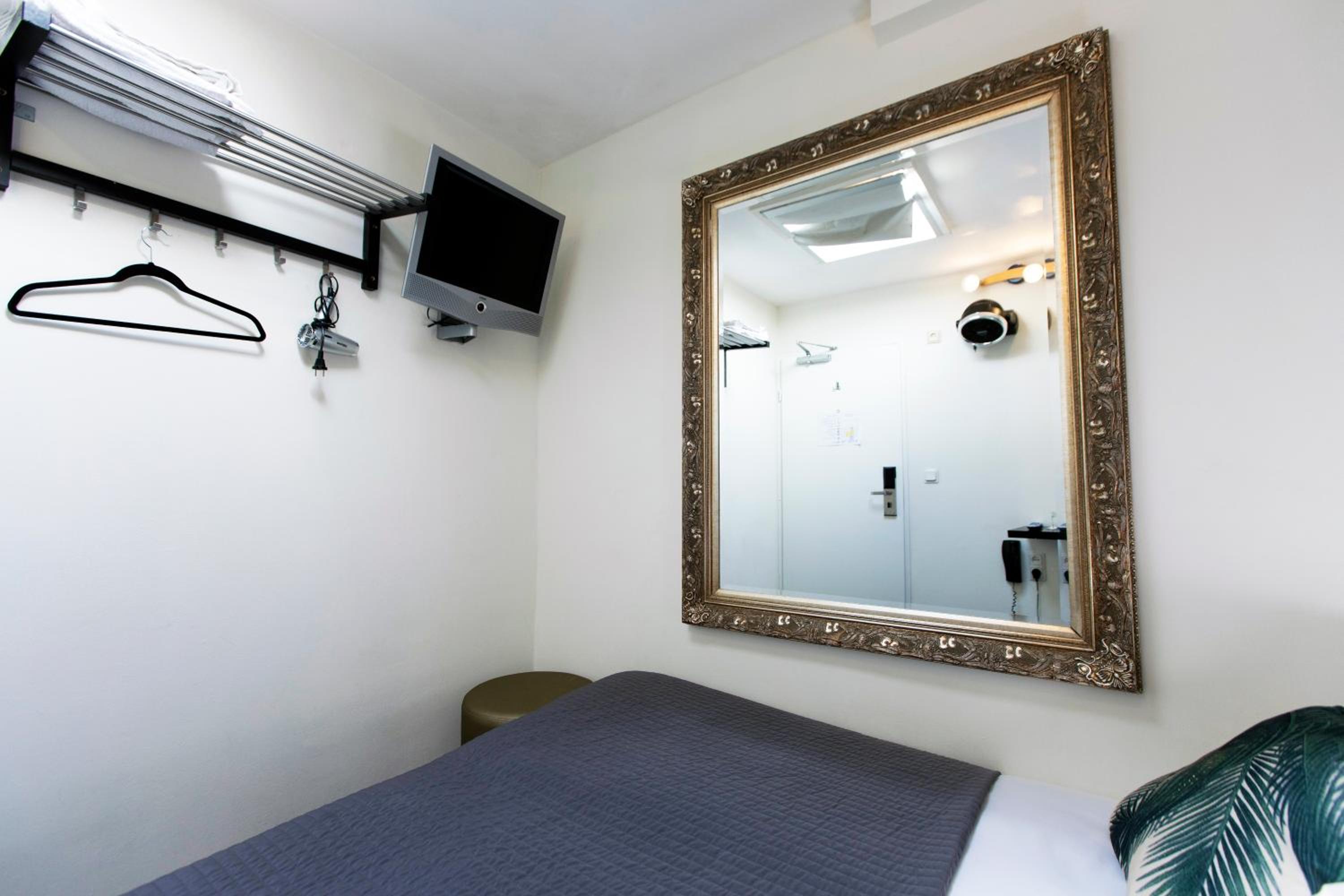 Budget Double Room photo 3