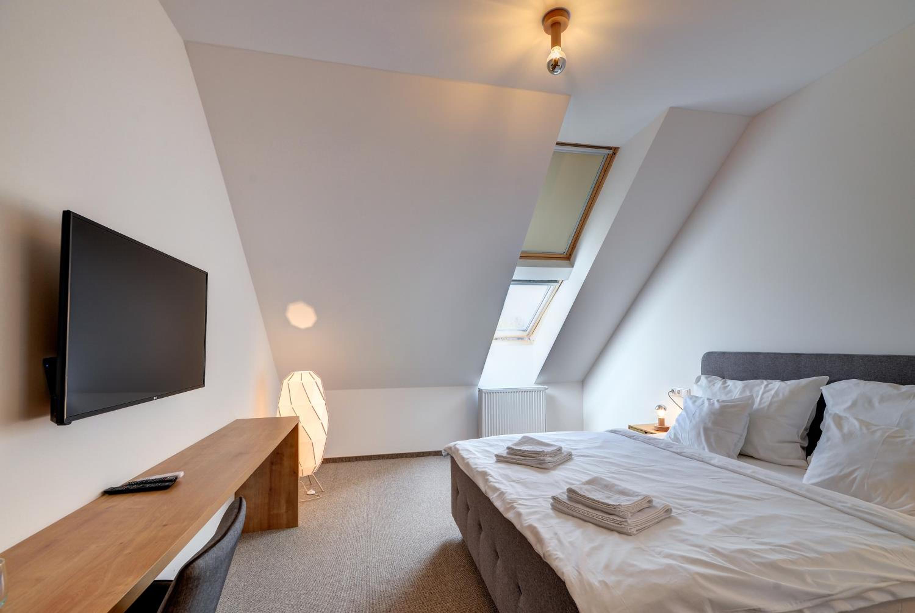 Standard Double Room - Photo 13