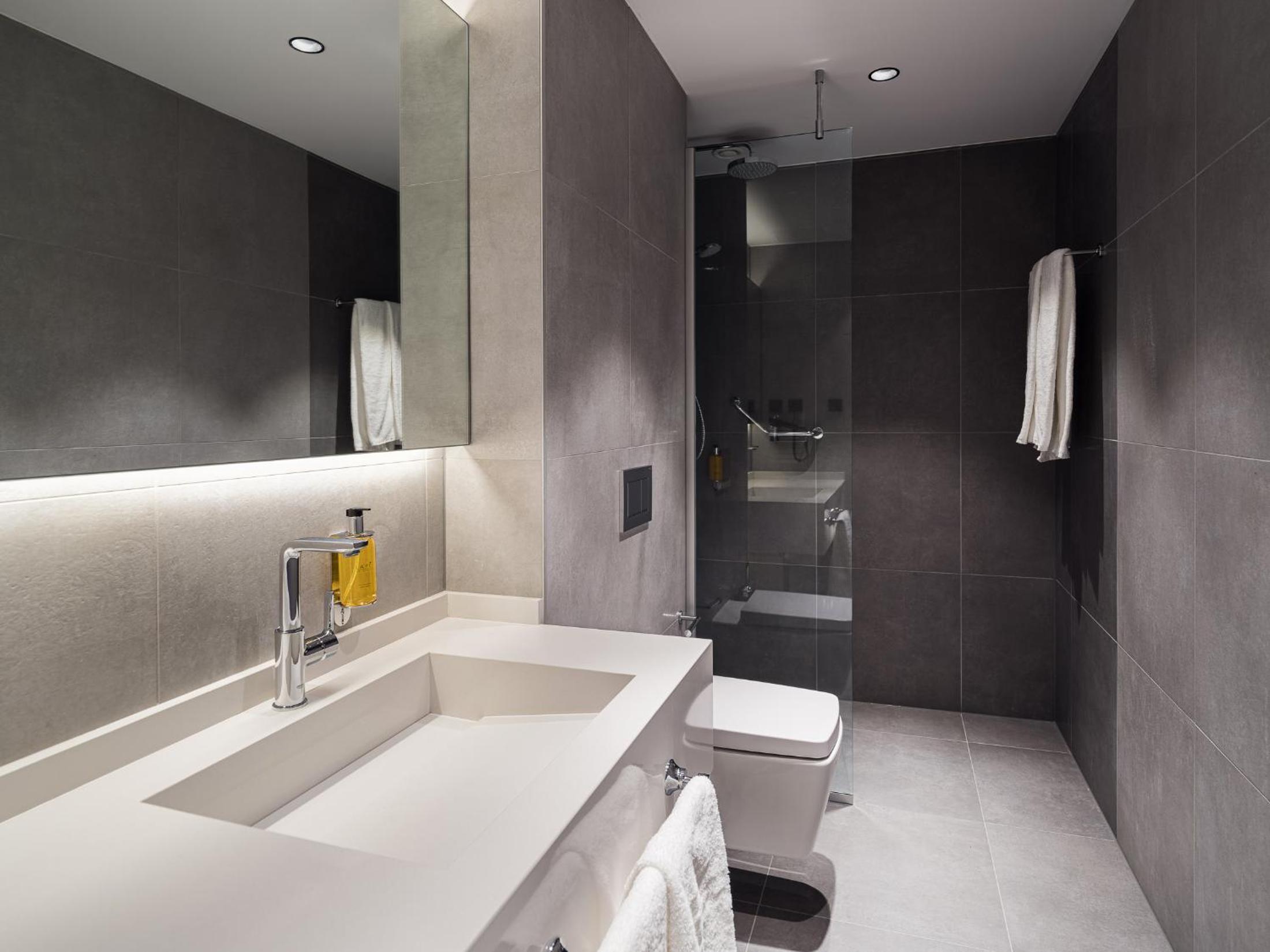 Suite with Four Single Beds - Non-Smoking - Photo 7