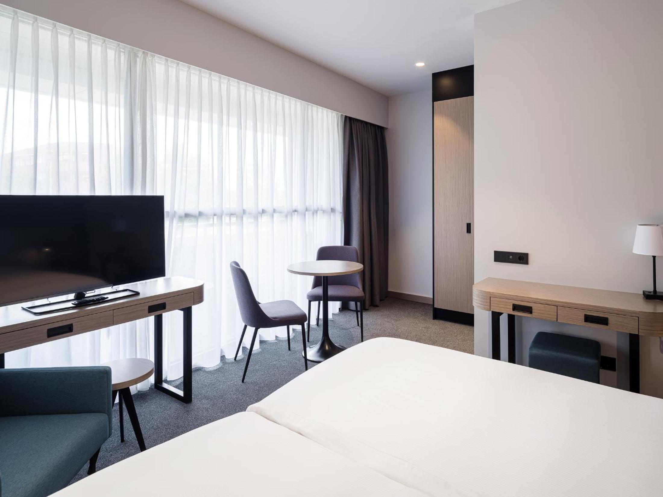 Deluxe King Room with Kitchenette and Balcony - Photo 8