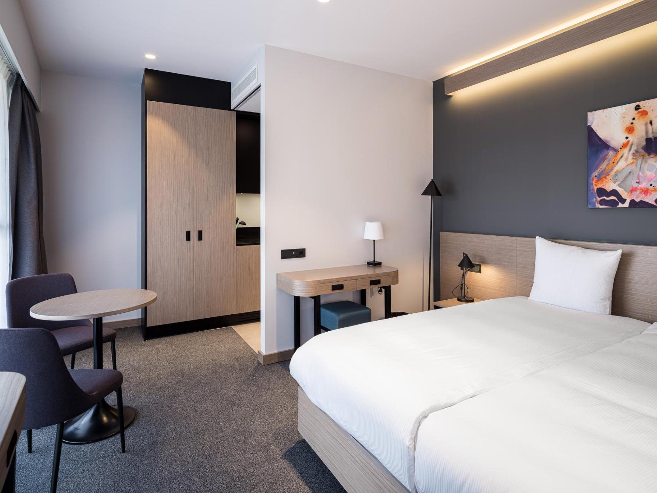 Deluxe King Room with Kitchenette and Balcony - Photo 18