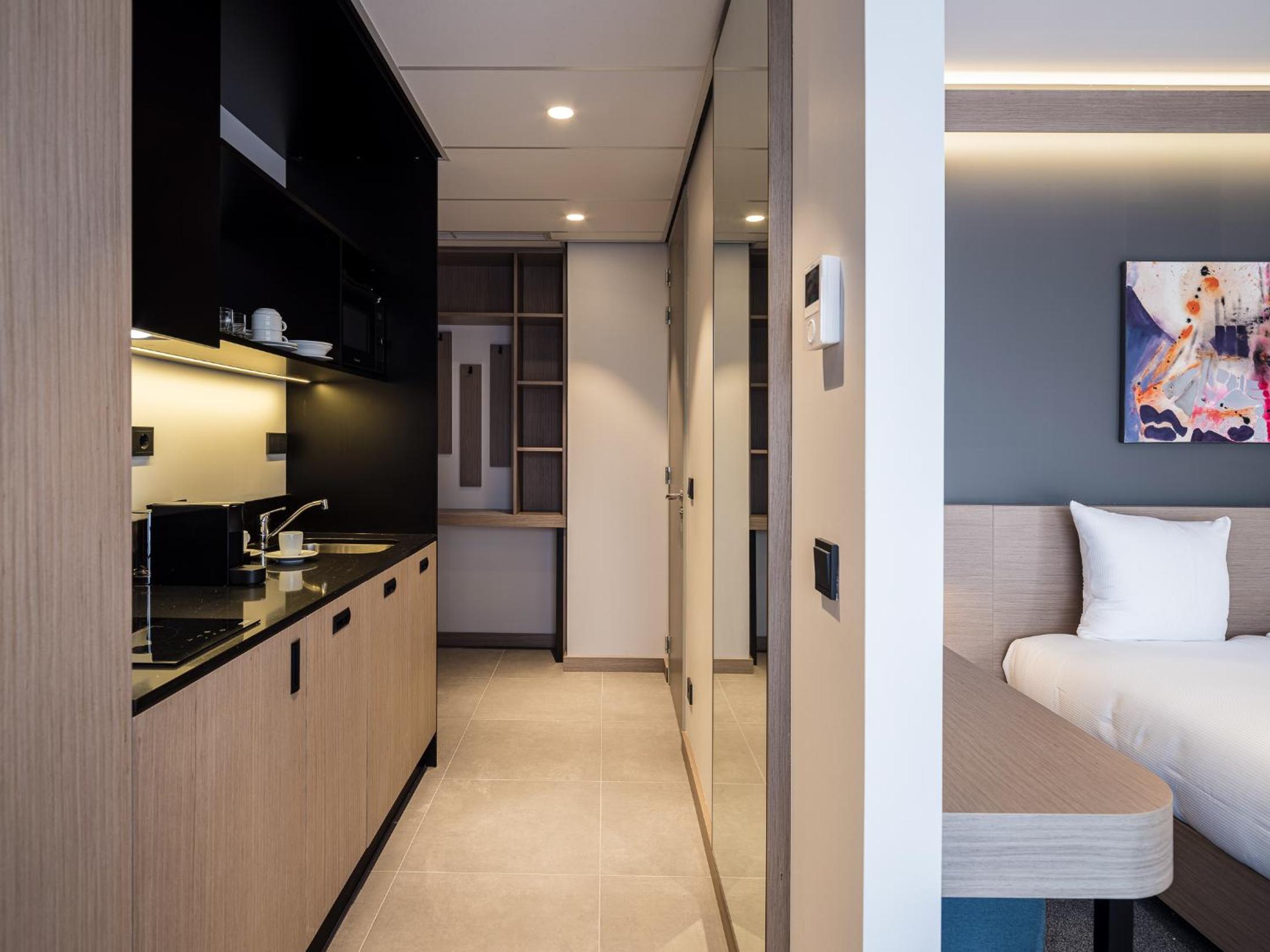 Deluxe King Room with Kitchenette and Balcony - Photo 17