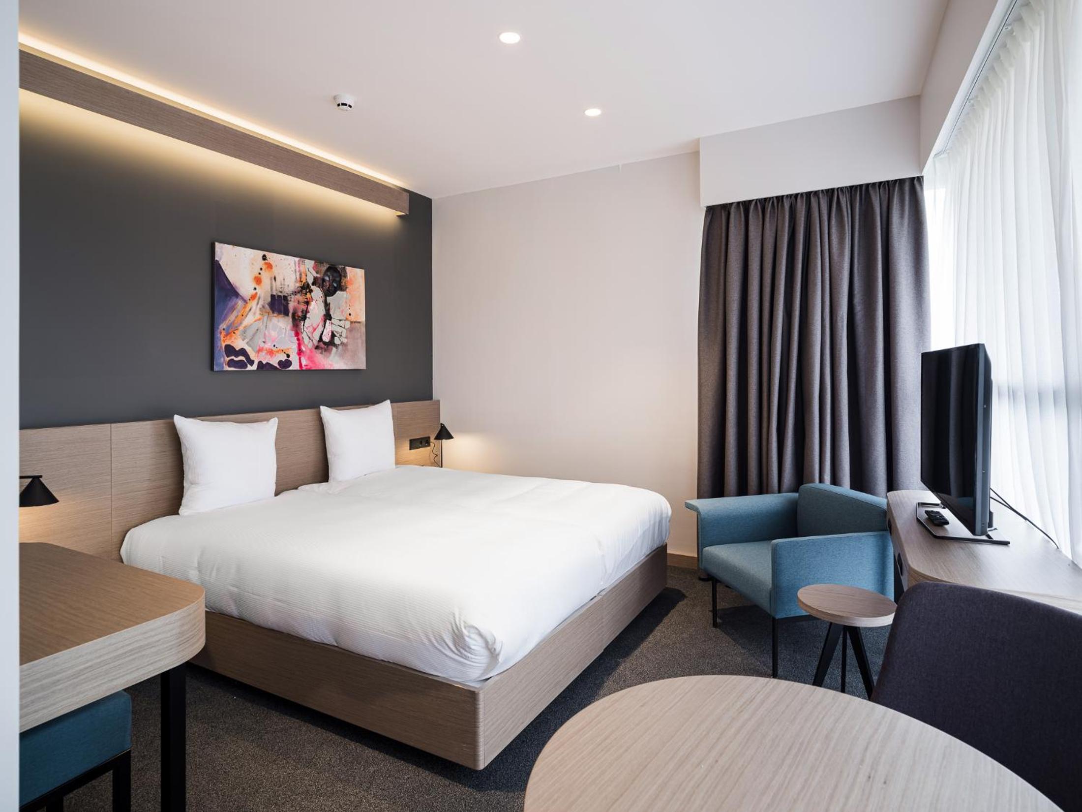 Deluxe King Room with Kitchenette and Balcony - Photo 21