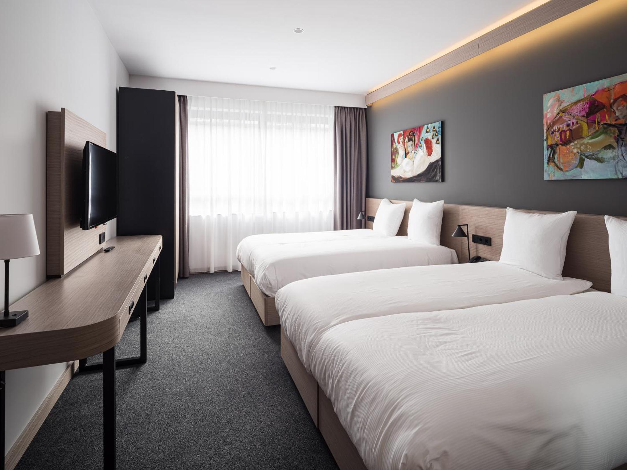 Suite with Four Single Beds - Non-Smoking - Photo 8
