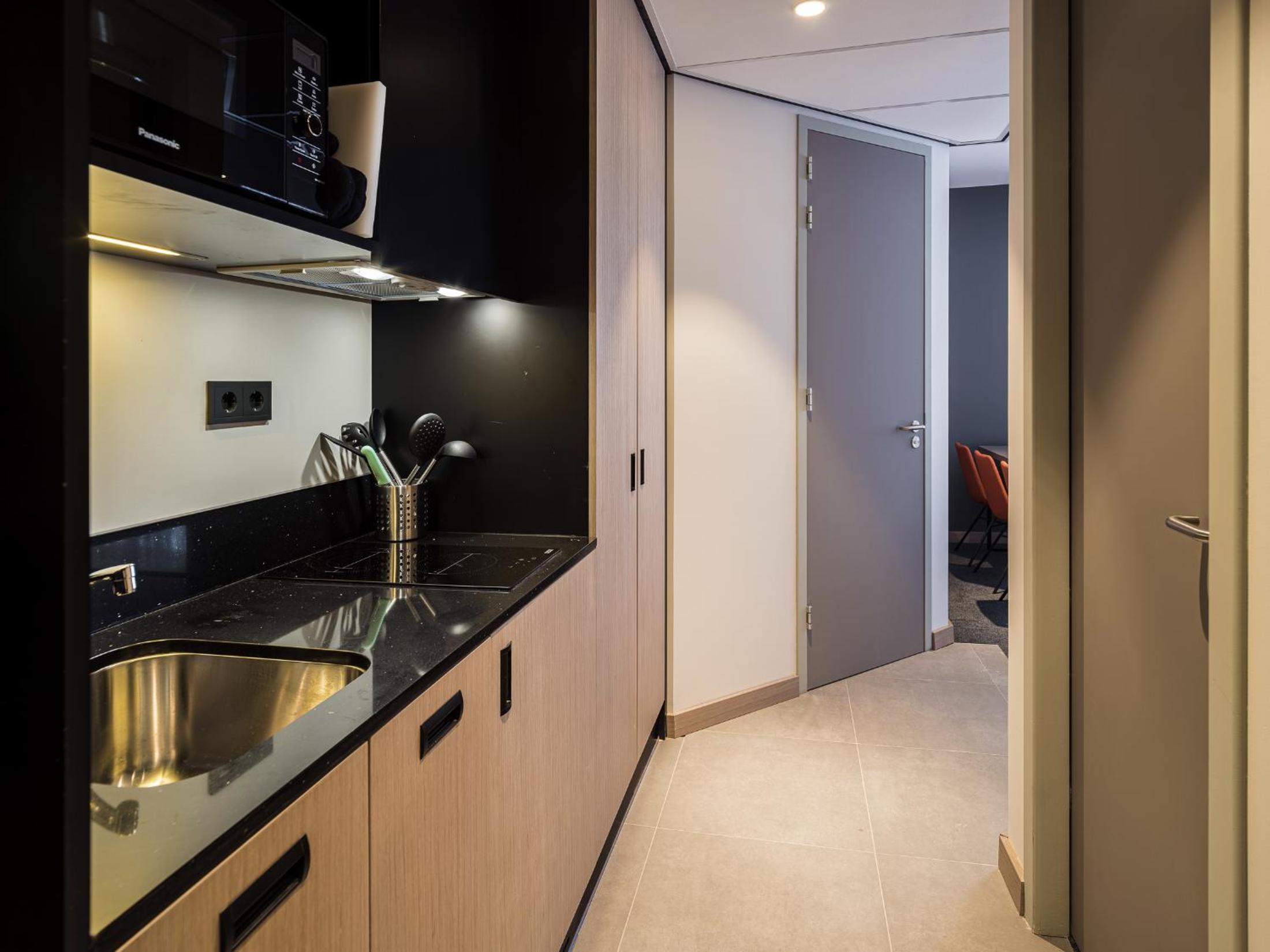Suite with Four Single Beds - Non-Smoking - Photo 23